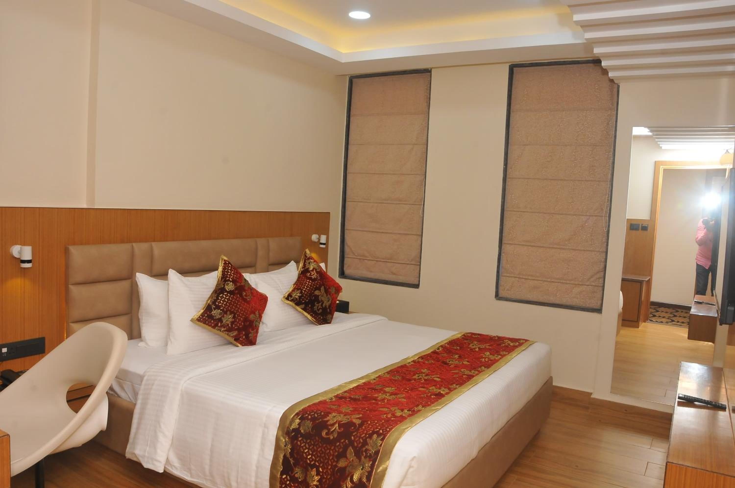 Deluxe King Room - Photo 2