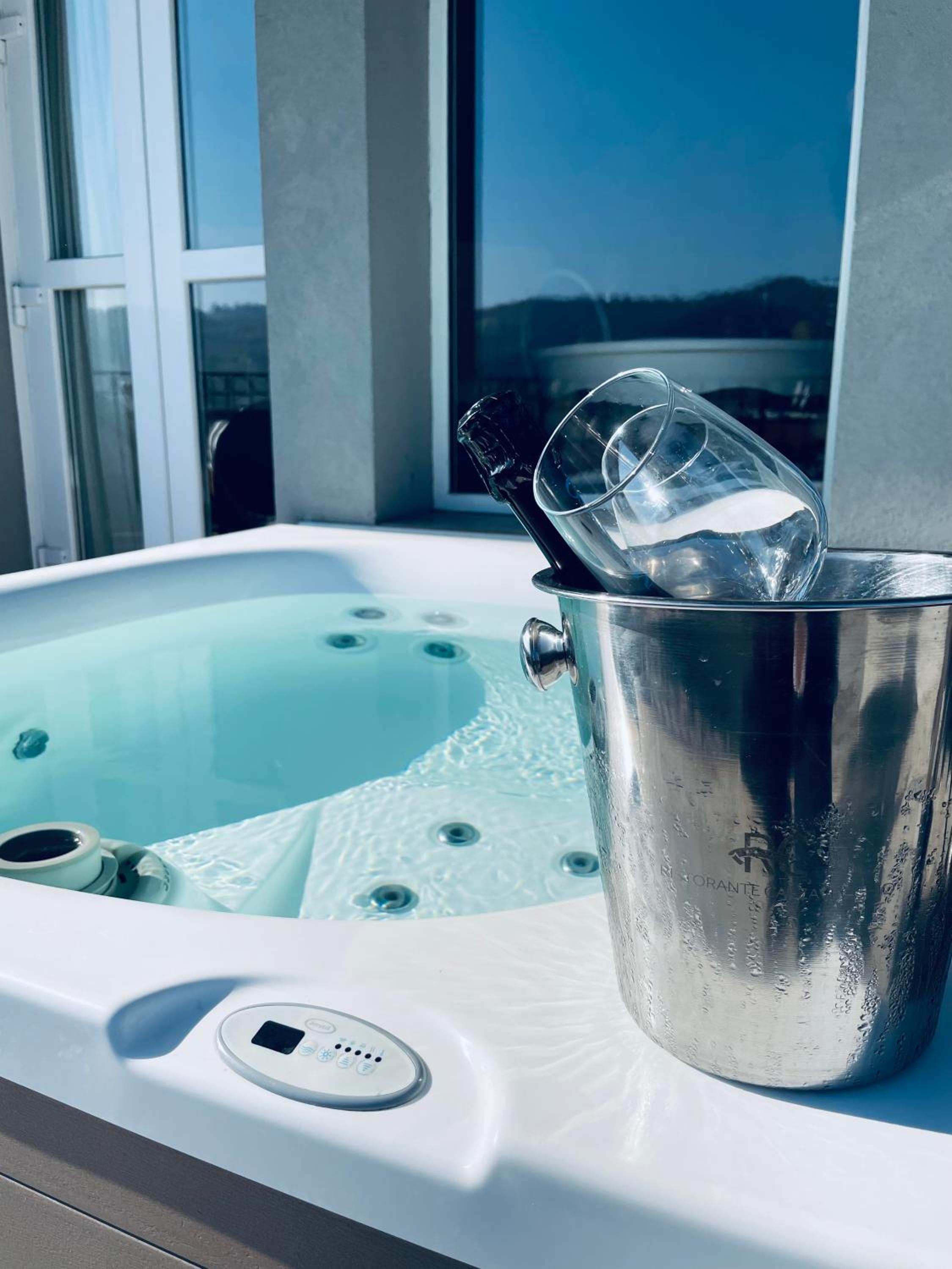 Suite with Balcony and Spa Bath photo 2