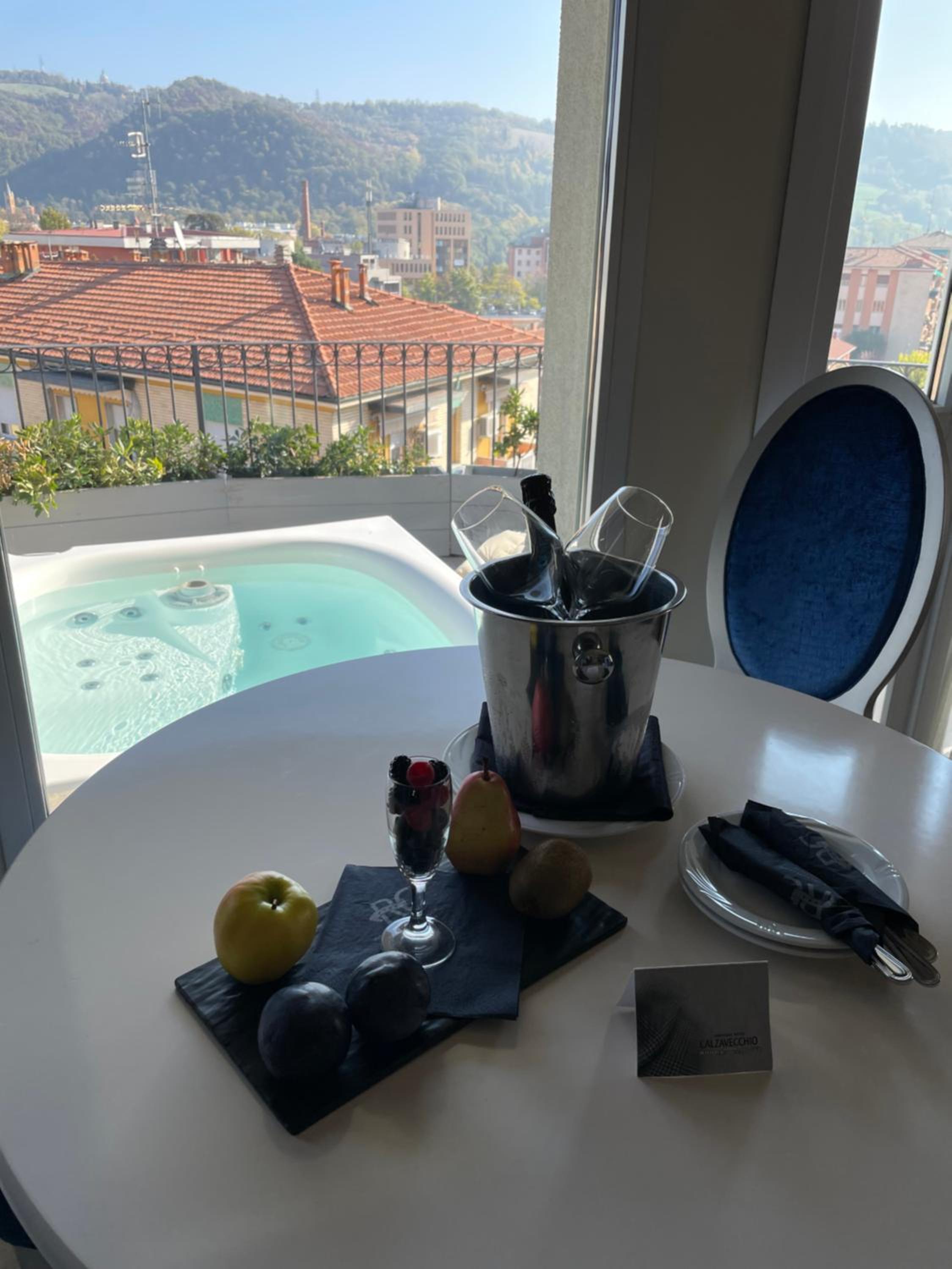 Suite with Balcony and Spa Bath photo 3