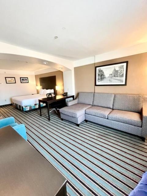 Deluxe King Room - Non-Smoking - Photo 2