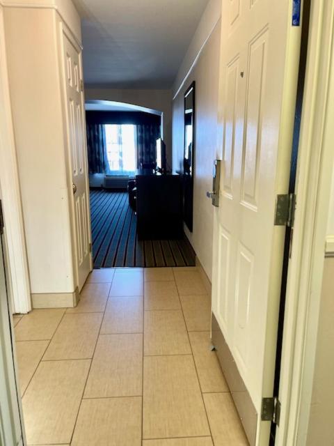 Deluxe King Room - Non-Smoking - Photo 3