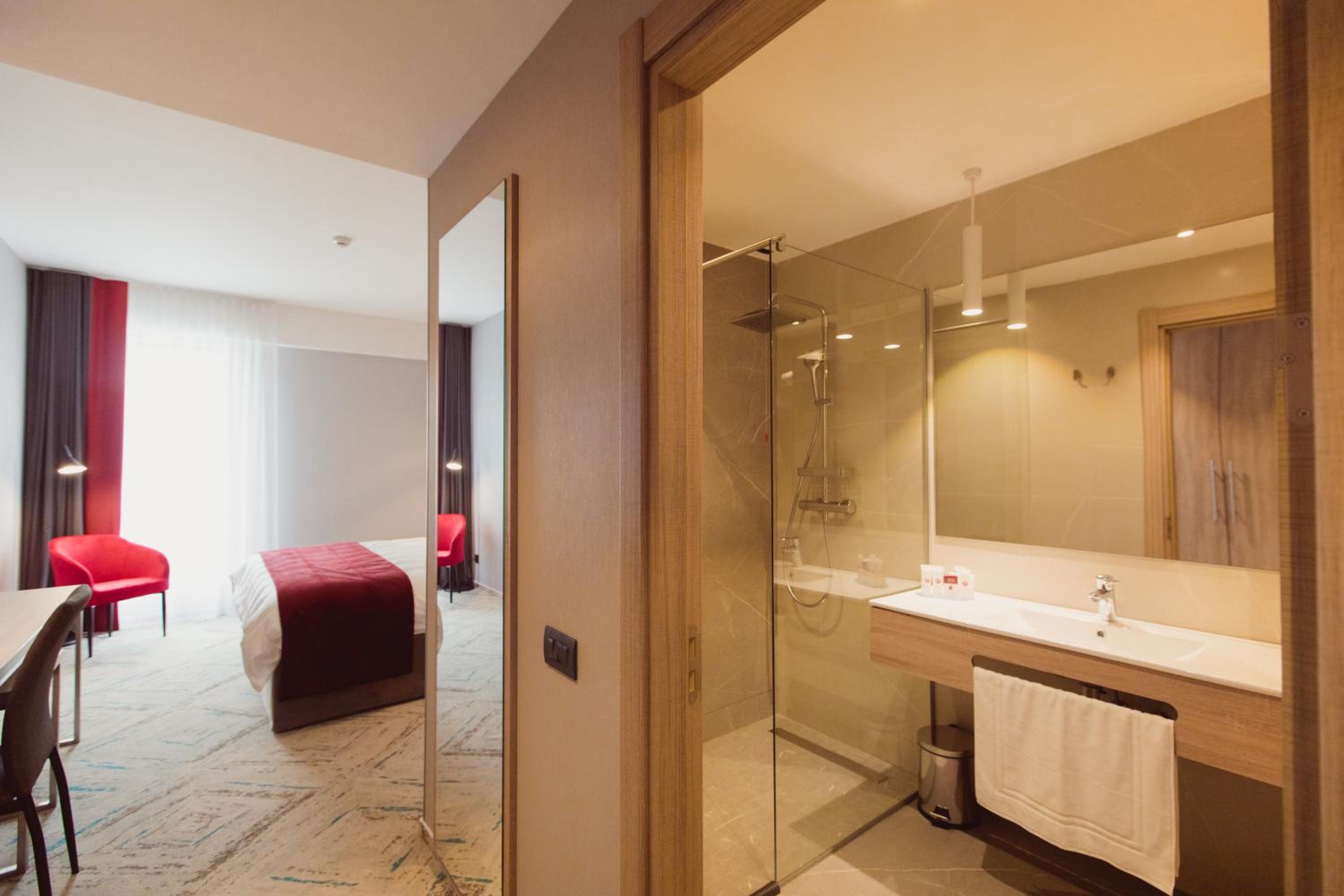 King Room - Non-Smoking - Photo 3