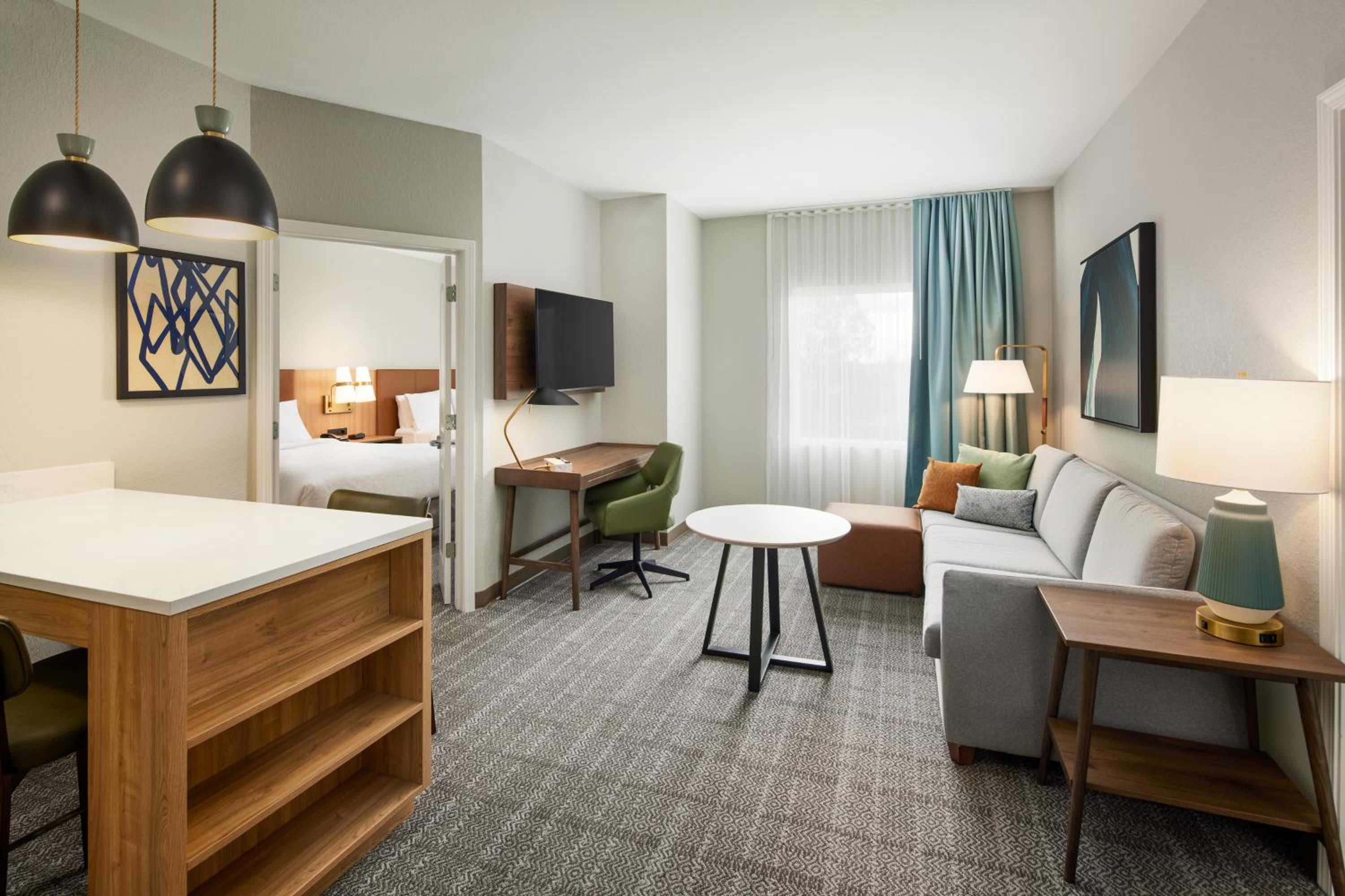 Two-Bedroom Suite with One King Bed, Two Queen Beds and One Sofa Bed - Mobility Accessible Tub - Photo 4