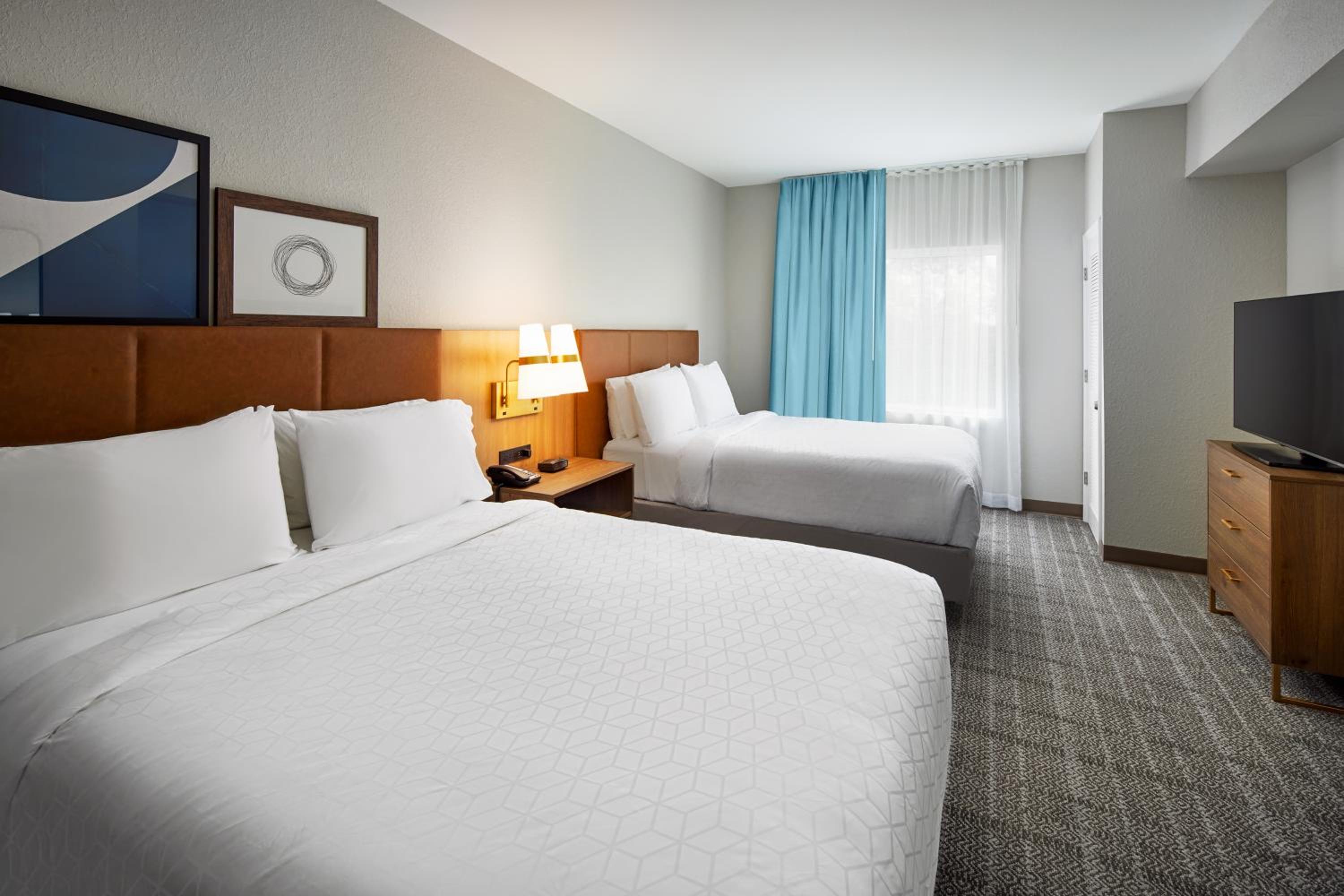 Two-Bedroom Suite with One King Bed, Two Queen Beds and One Sofa Bed - Mobility Accessible Tub - Photo 6