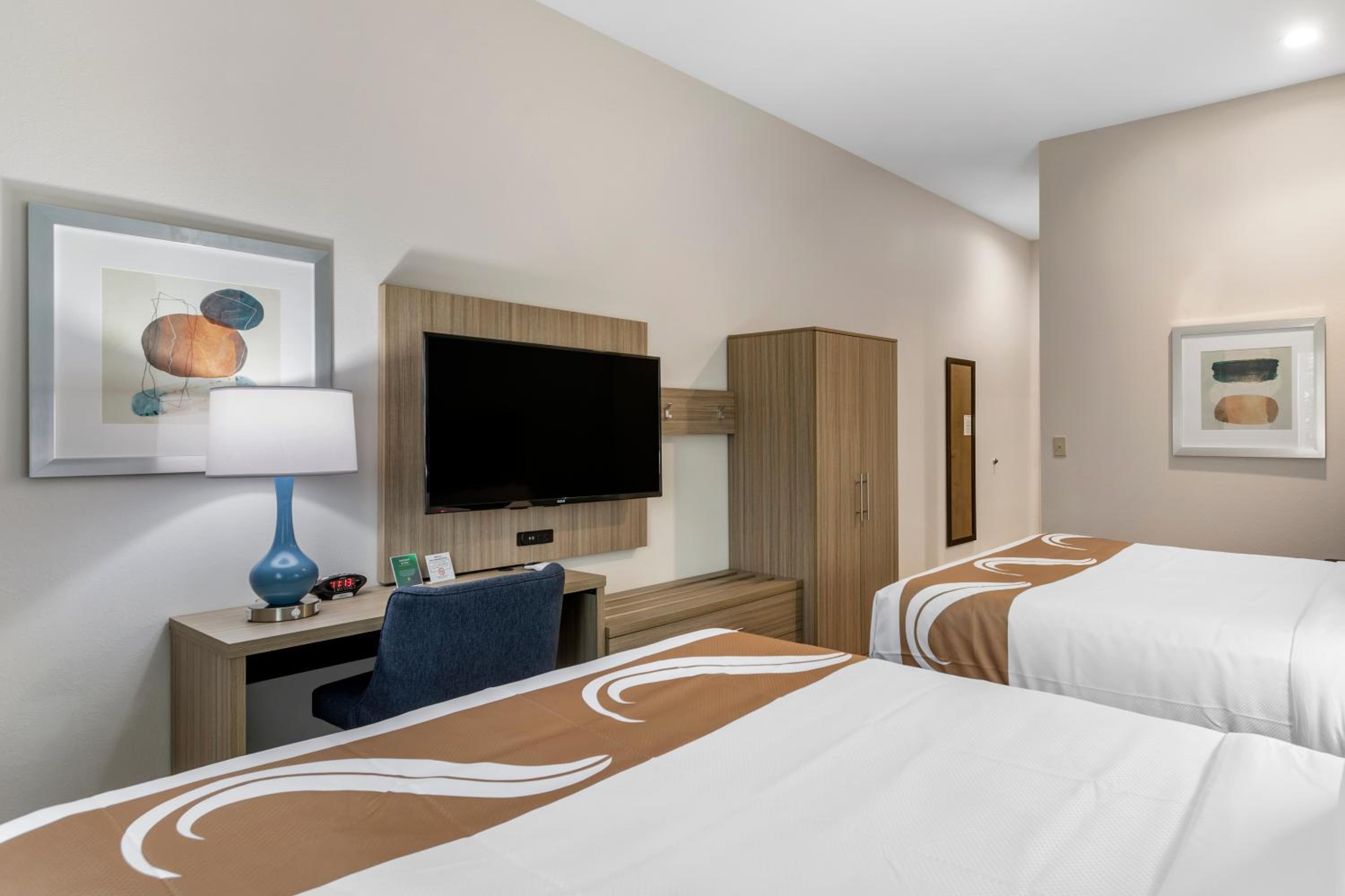 Standard Queen Room with Two Queen Beds - Non Smoking  - Photo 4