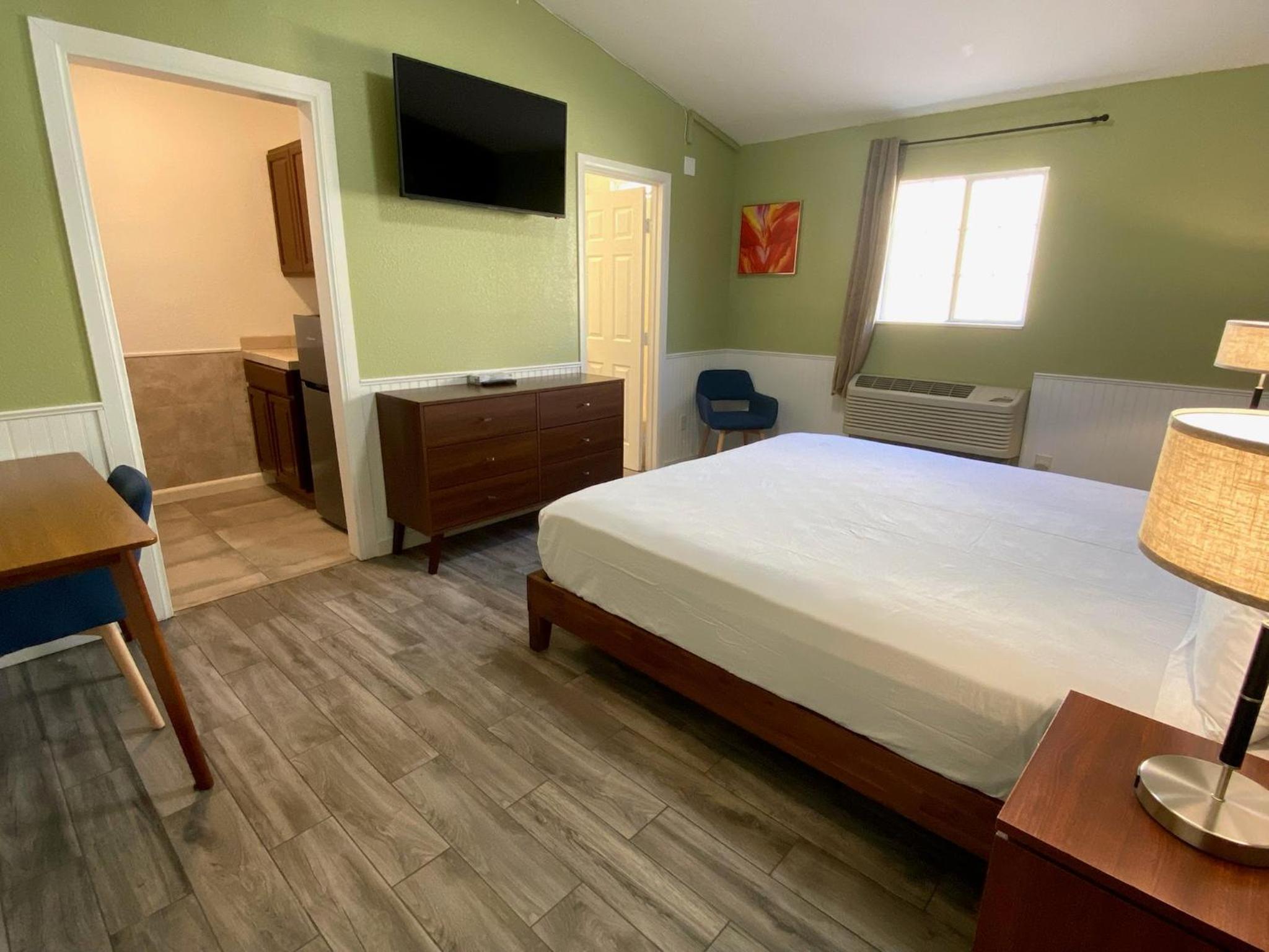 Queen Room with Mini-kitchen