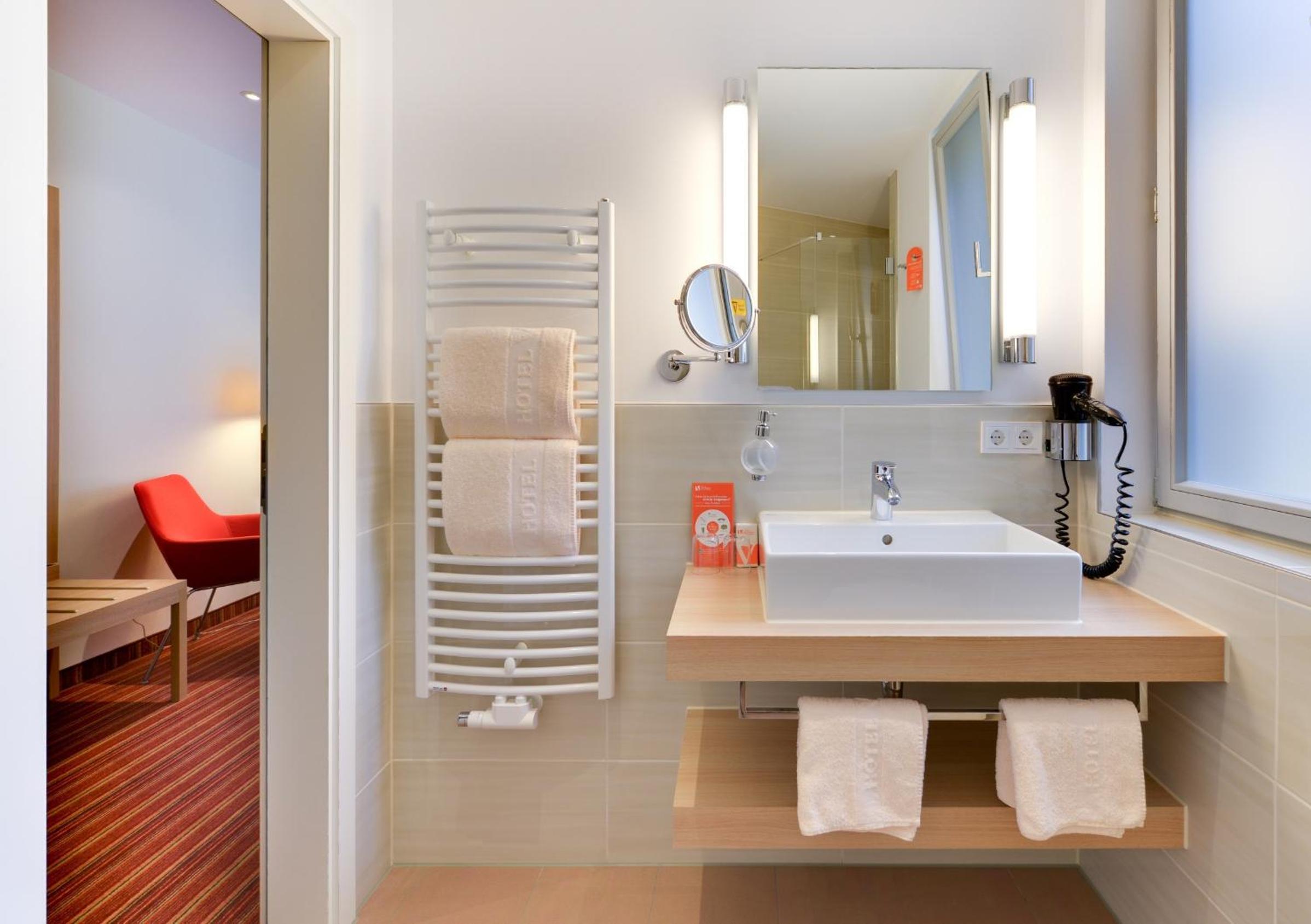 Business Double Room thumbnail 6