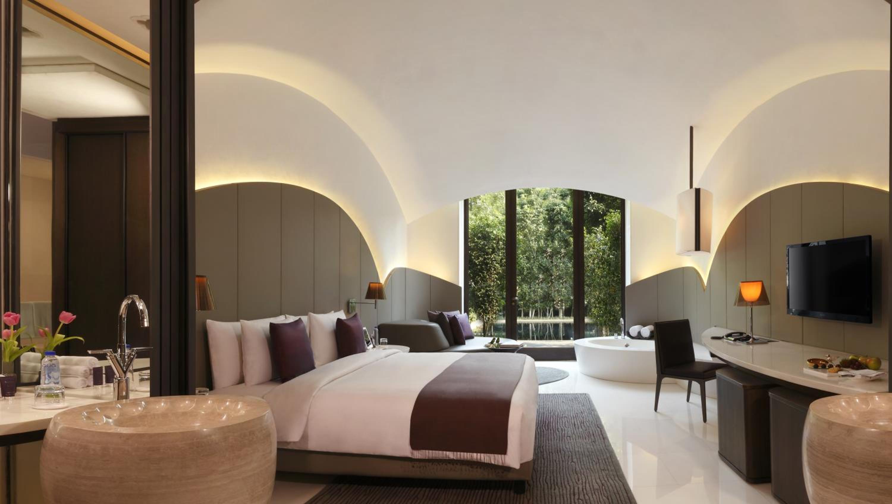 The Roseate Lake Access Suite with Hi-Tea (16:30 to 17:30 Hrs), Both way airport transport, 15 % discount on Spa, Laundry and Car Services - Photo 1