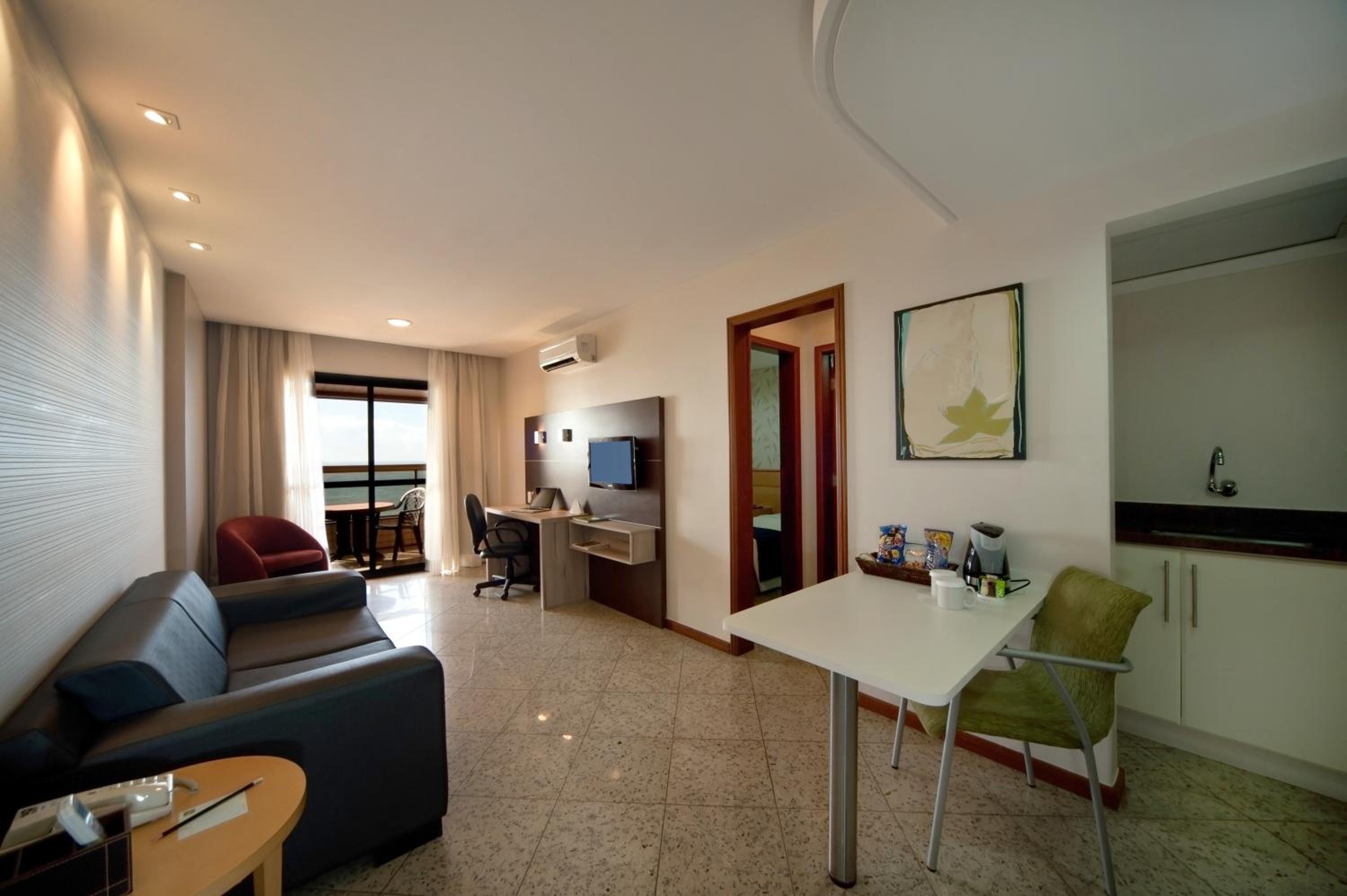 Deluxe Suite with Sea View - Photo 12