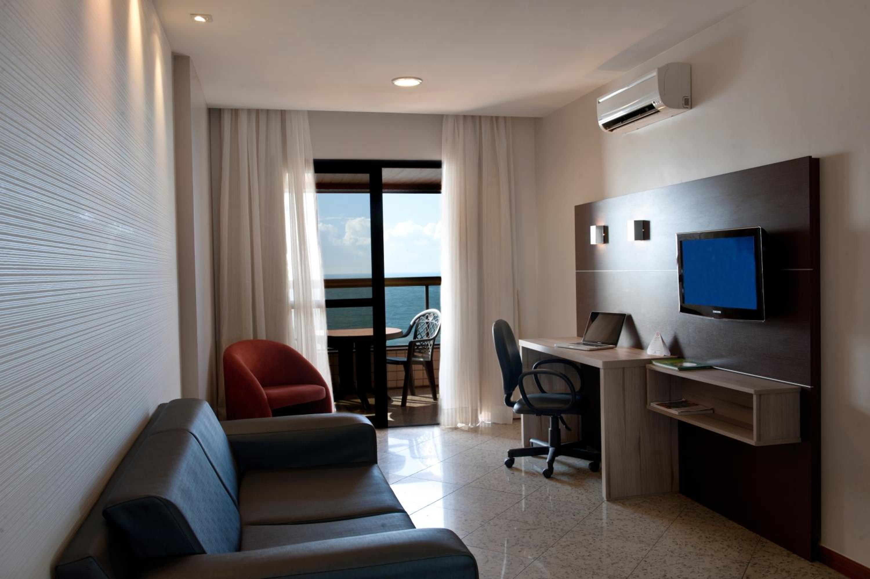 Deluxe Suite with Sea View - Photo 8