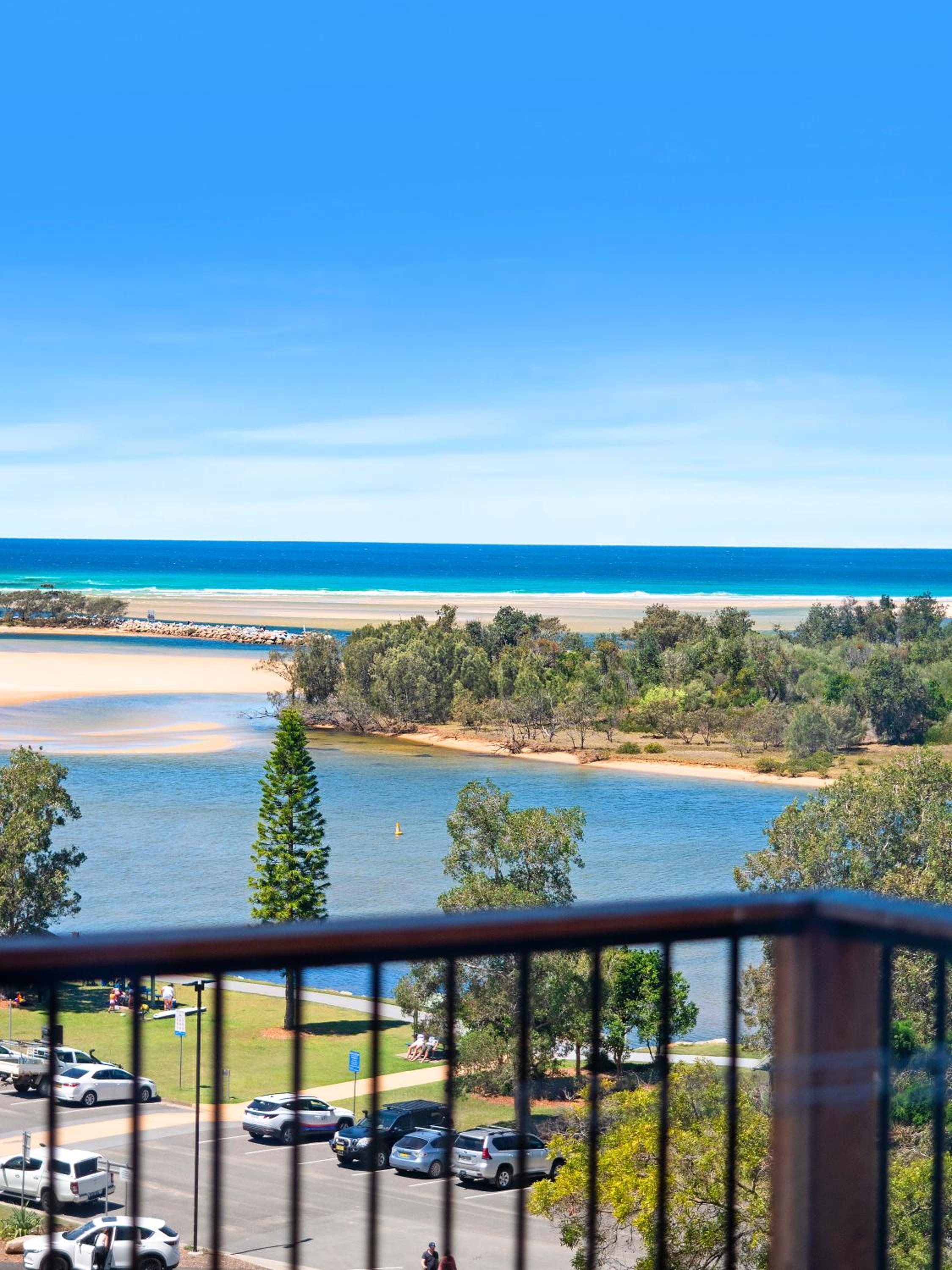 Family Room with 1 King Bed and 1 Queen Bed with Sea View photo 3