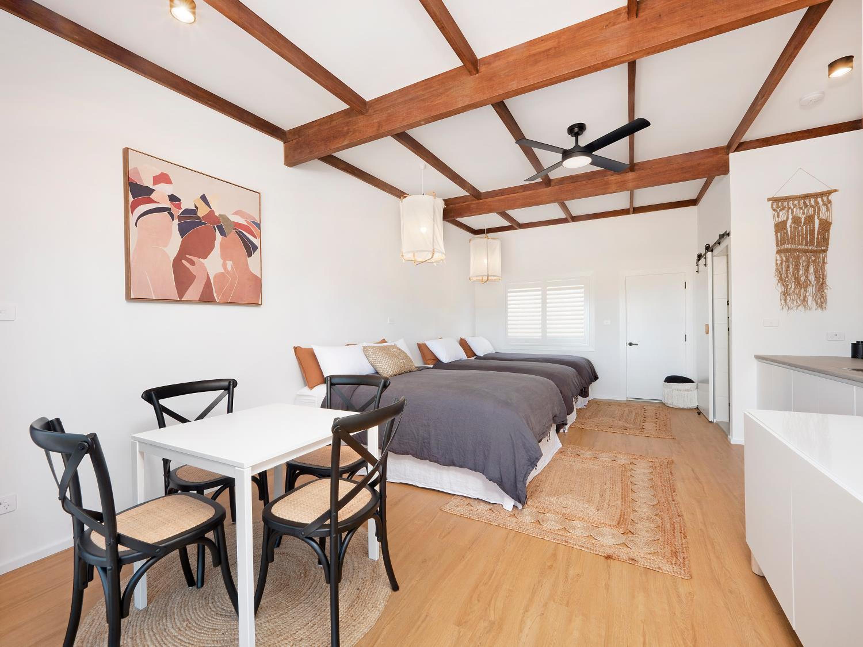 Family Room with 1 Queen Bed and 2 Single Beds with Sea View photo 2