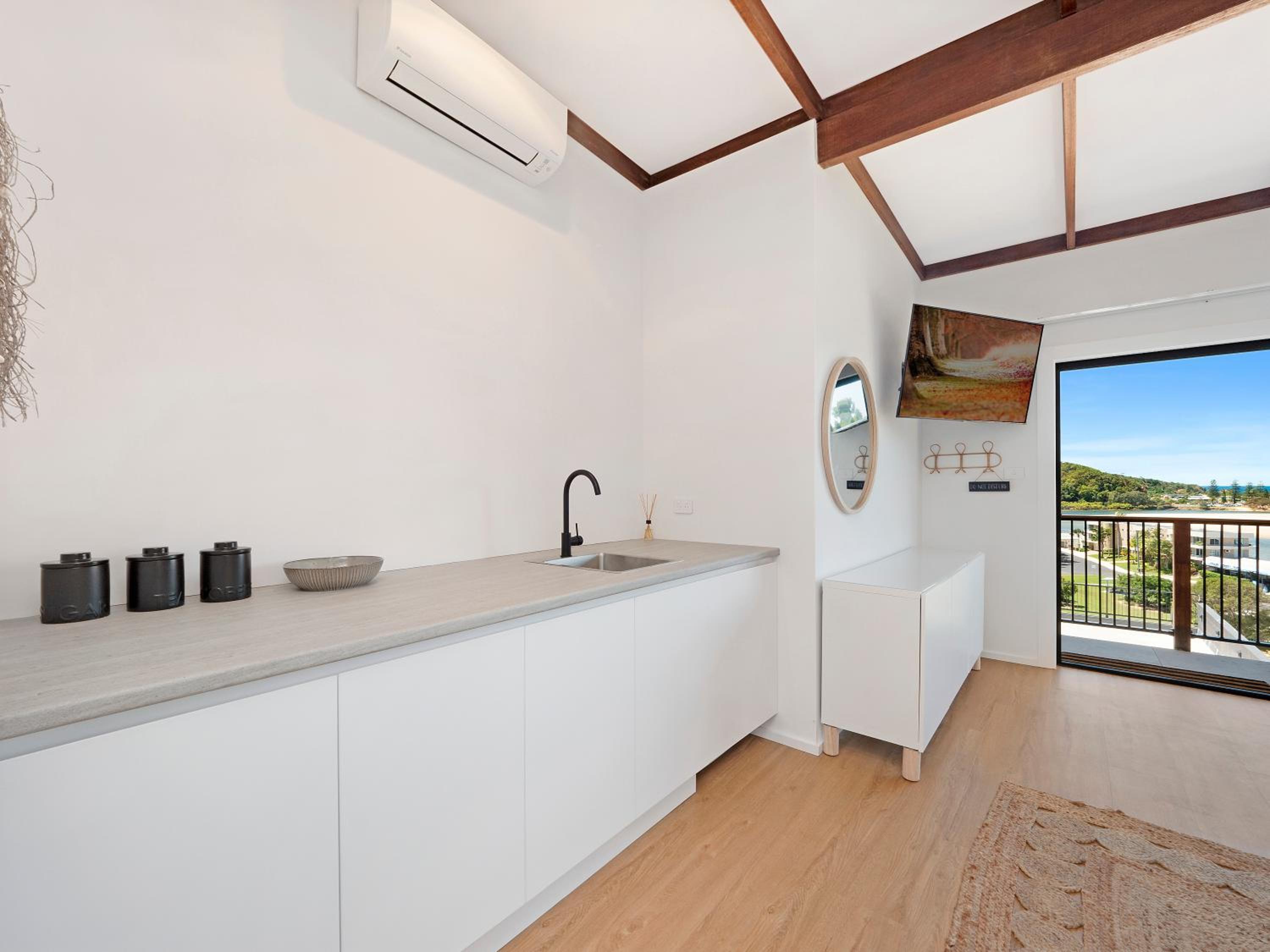 Family Room with 1 Queen Bed and 2 Single Beds with Sea View photo 3