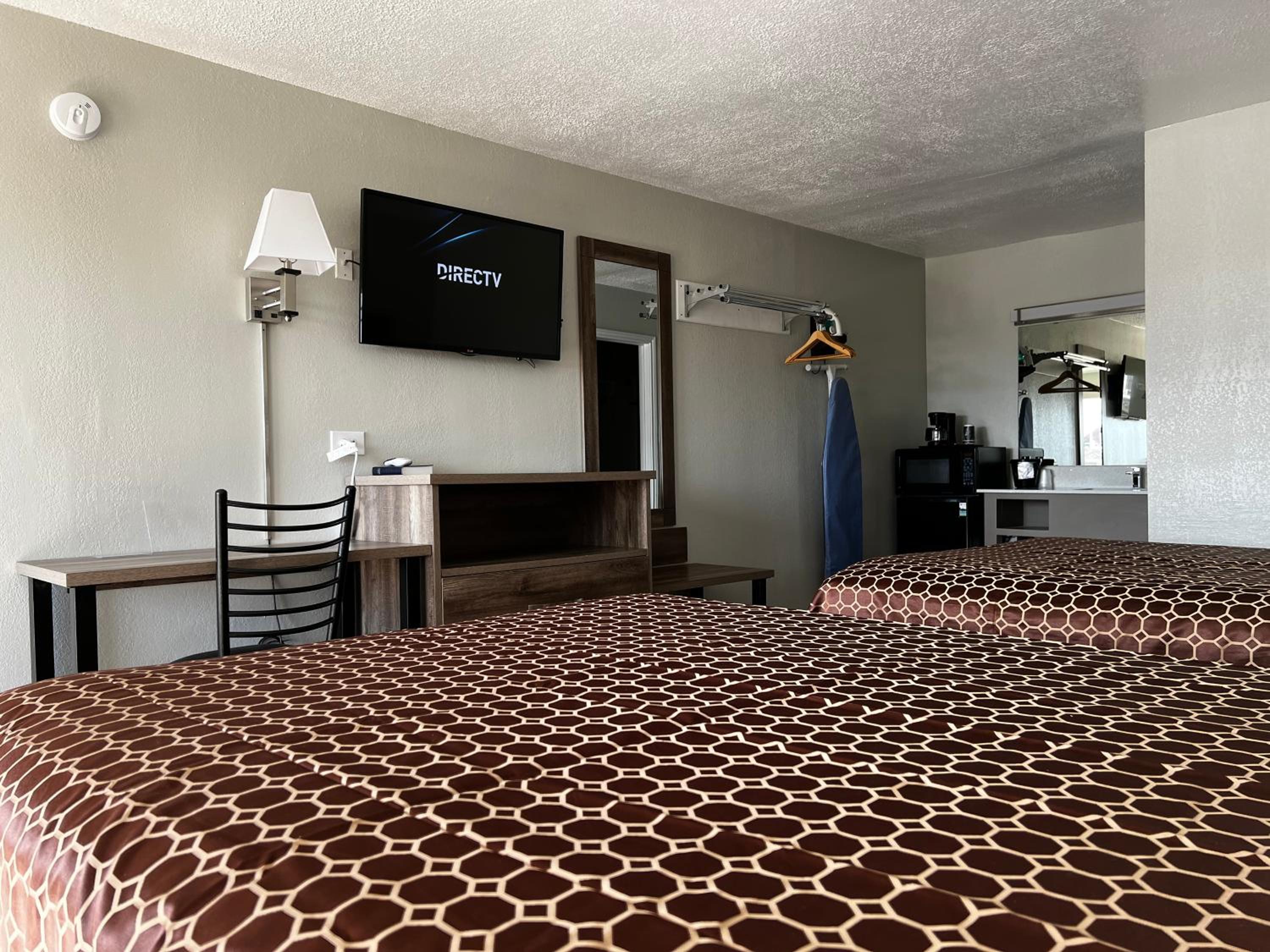 Queen Room with Two Queen Beds - Non-Smoking photo 1