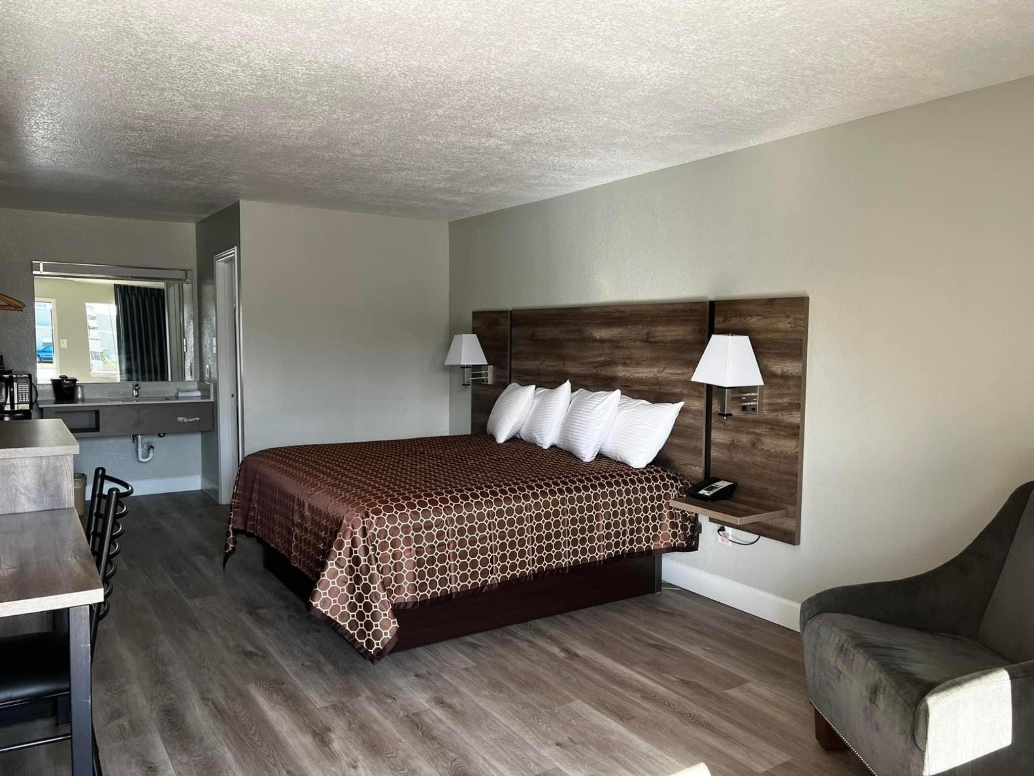 King Room - Non-Smoking photo 2