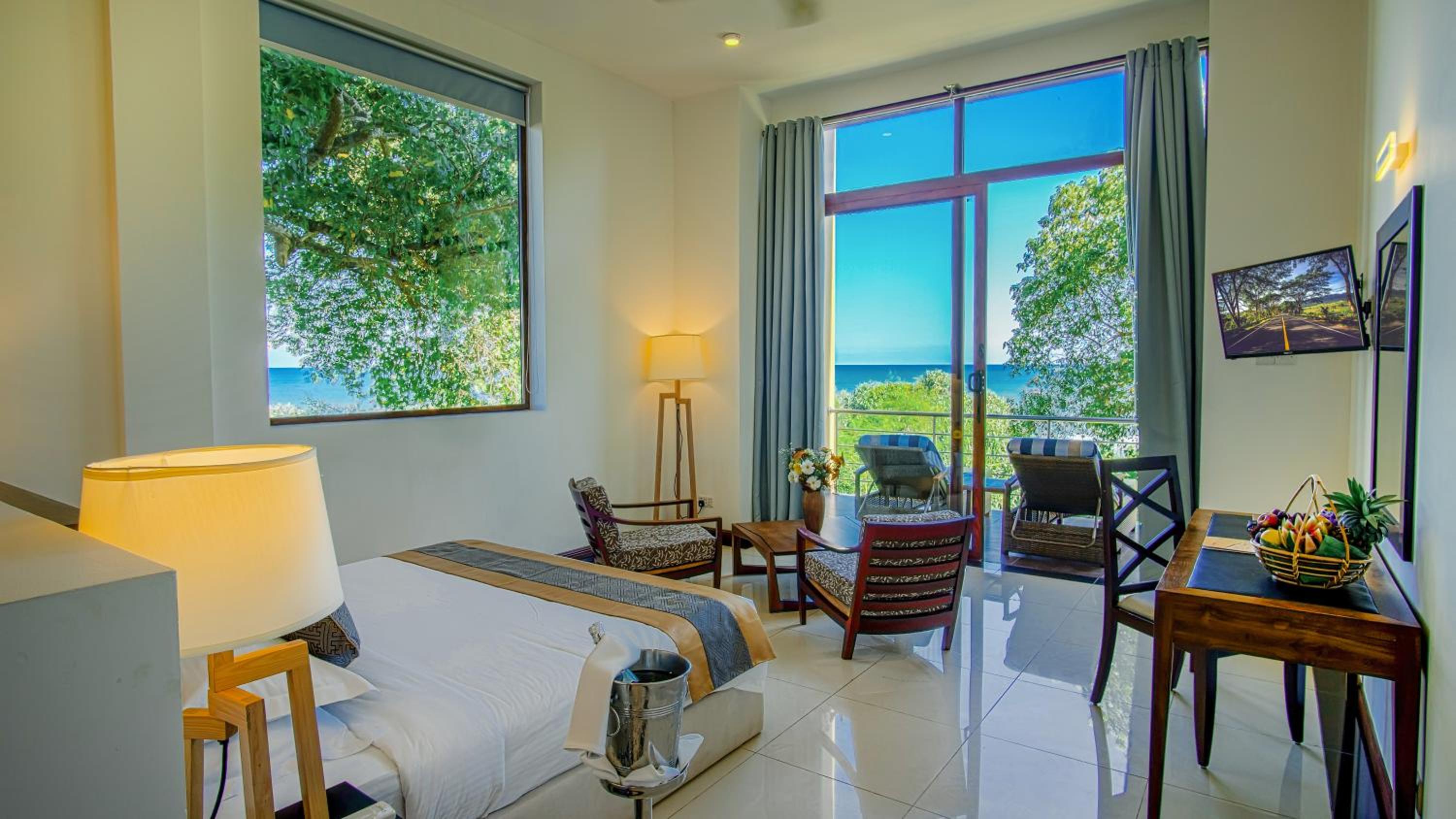 Ground Floor Suite with Jacuzzi & Sea View photo 3