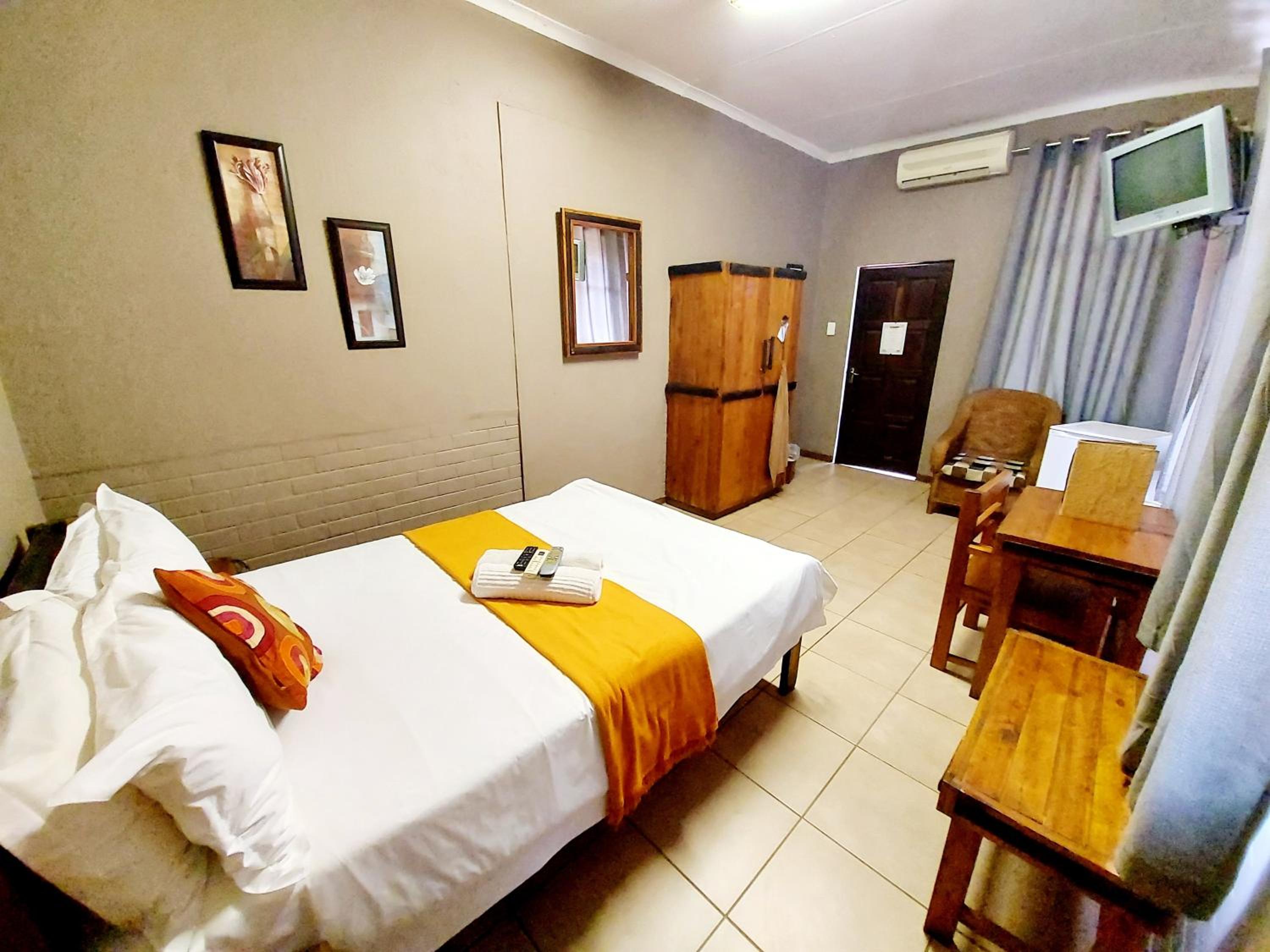 Double Room with Private Bathroom - Photo 3