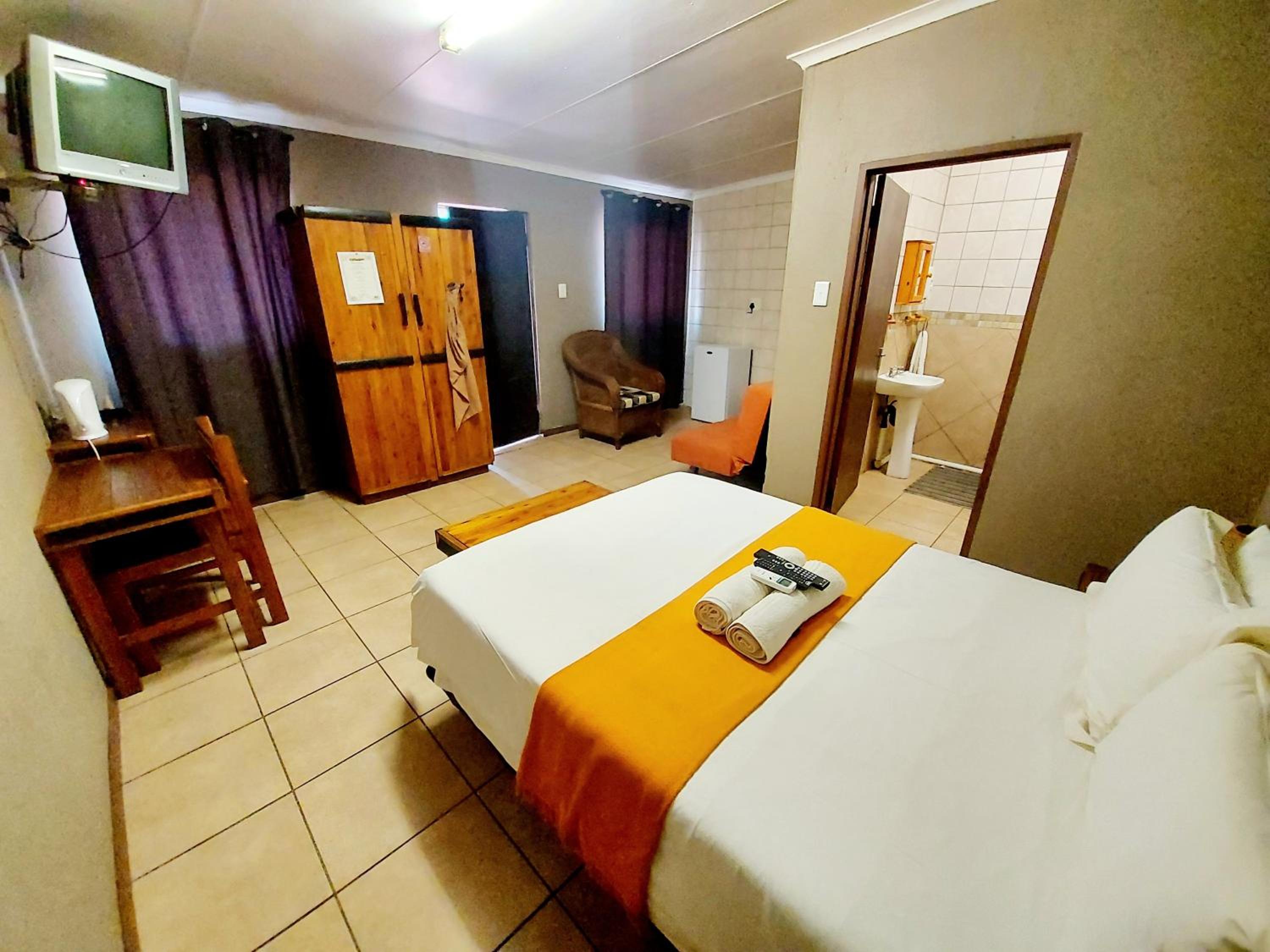 Double Room with Private Bathroom - Photo 2