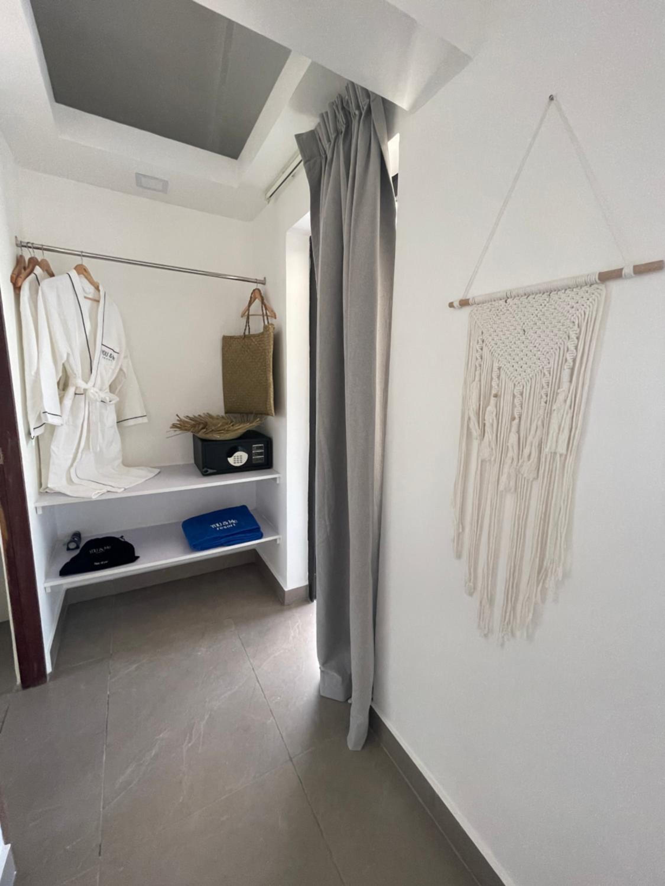 Deluxe Double Room with Sea View - Photo 10