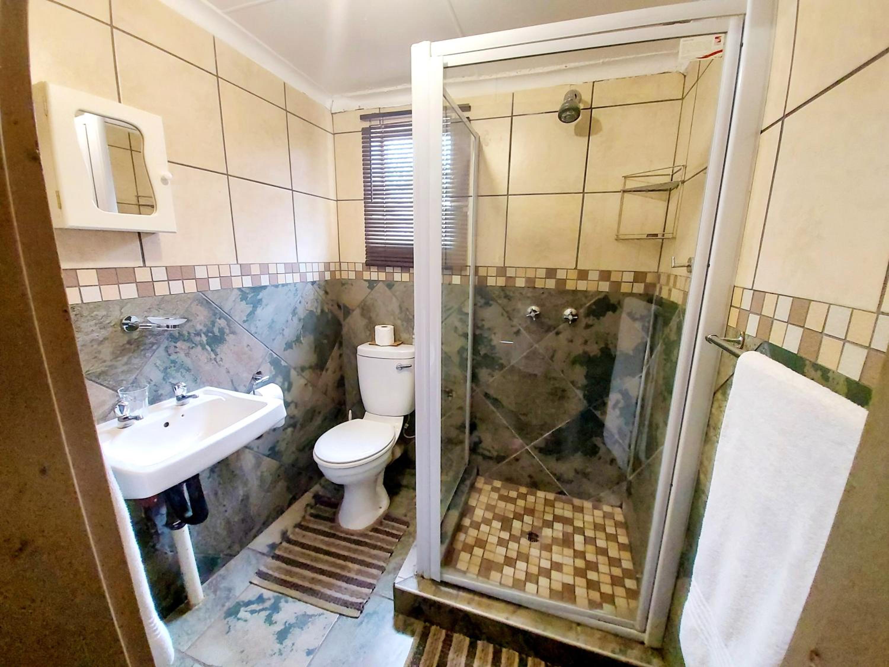 Twin Room with Private Bathroom - Photo 4
