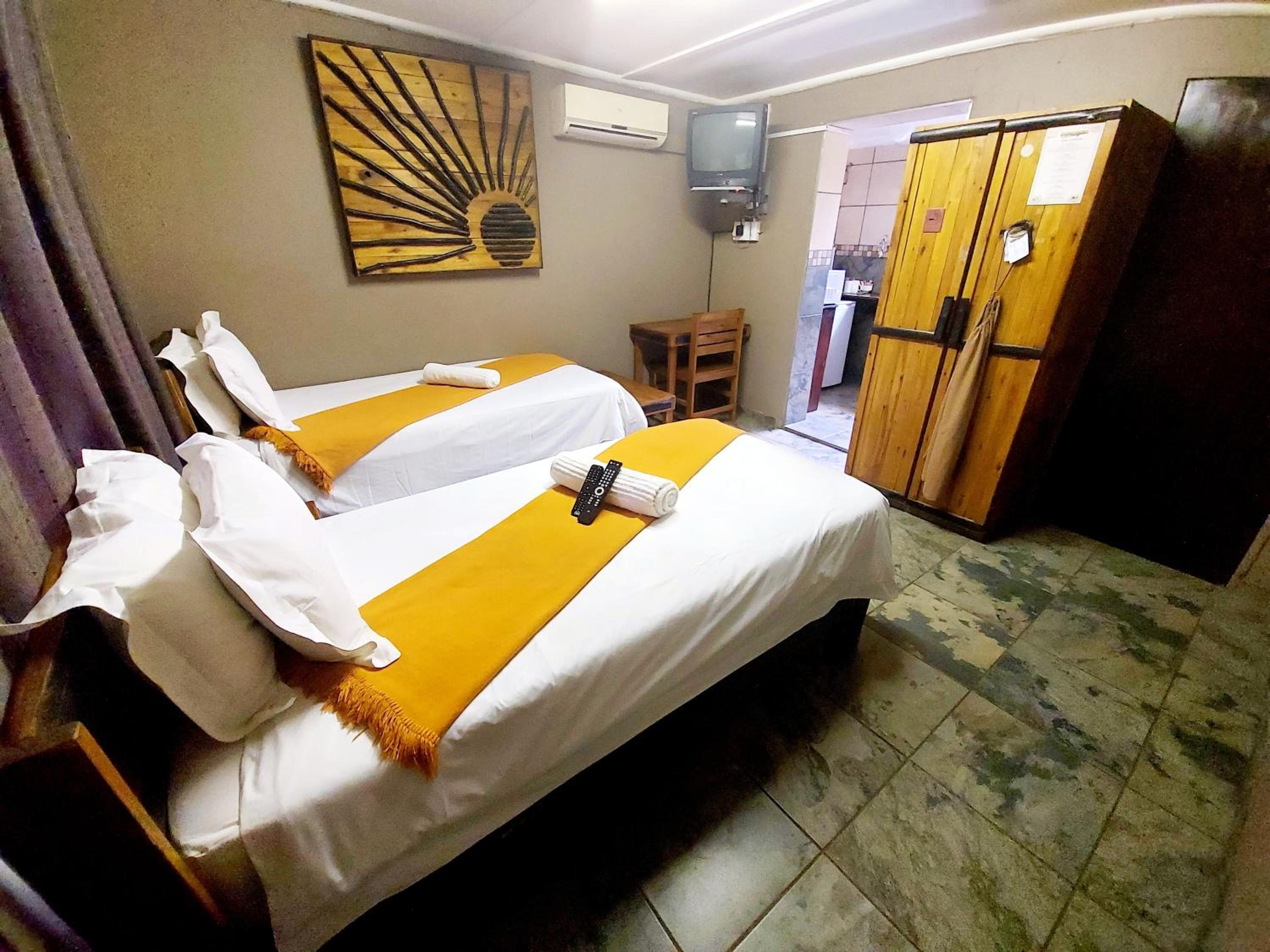 Twin Room with Private Bathroom - Photo 1