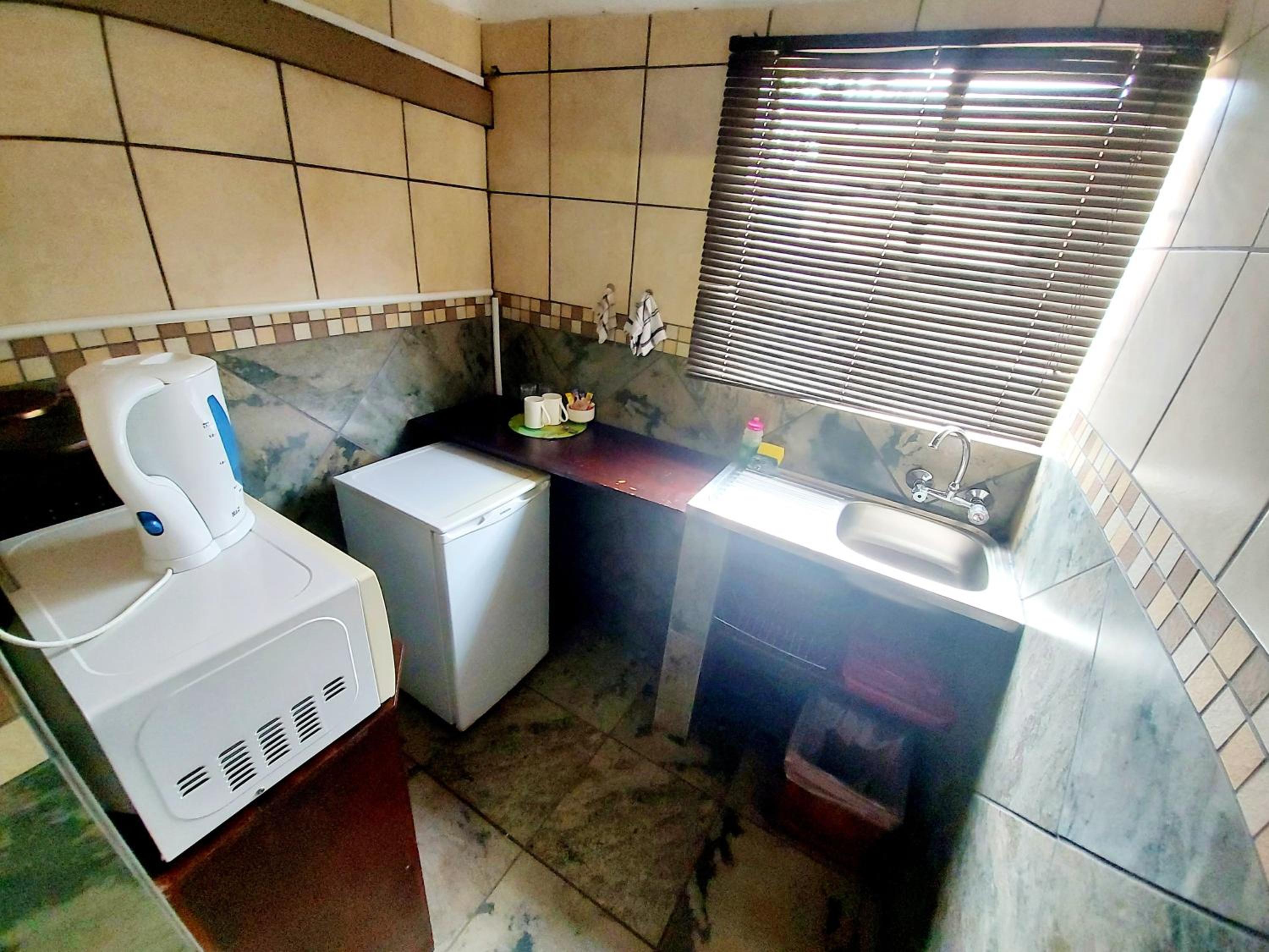 Twin Room with Private Bathroom - Photo 3