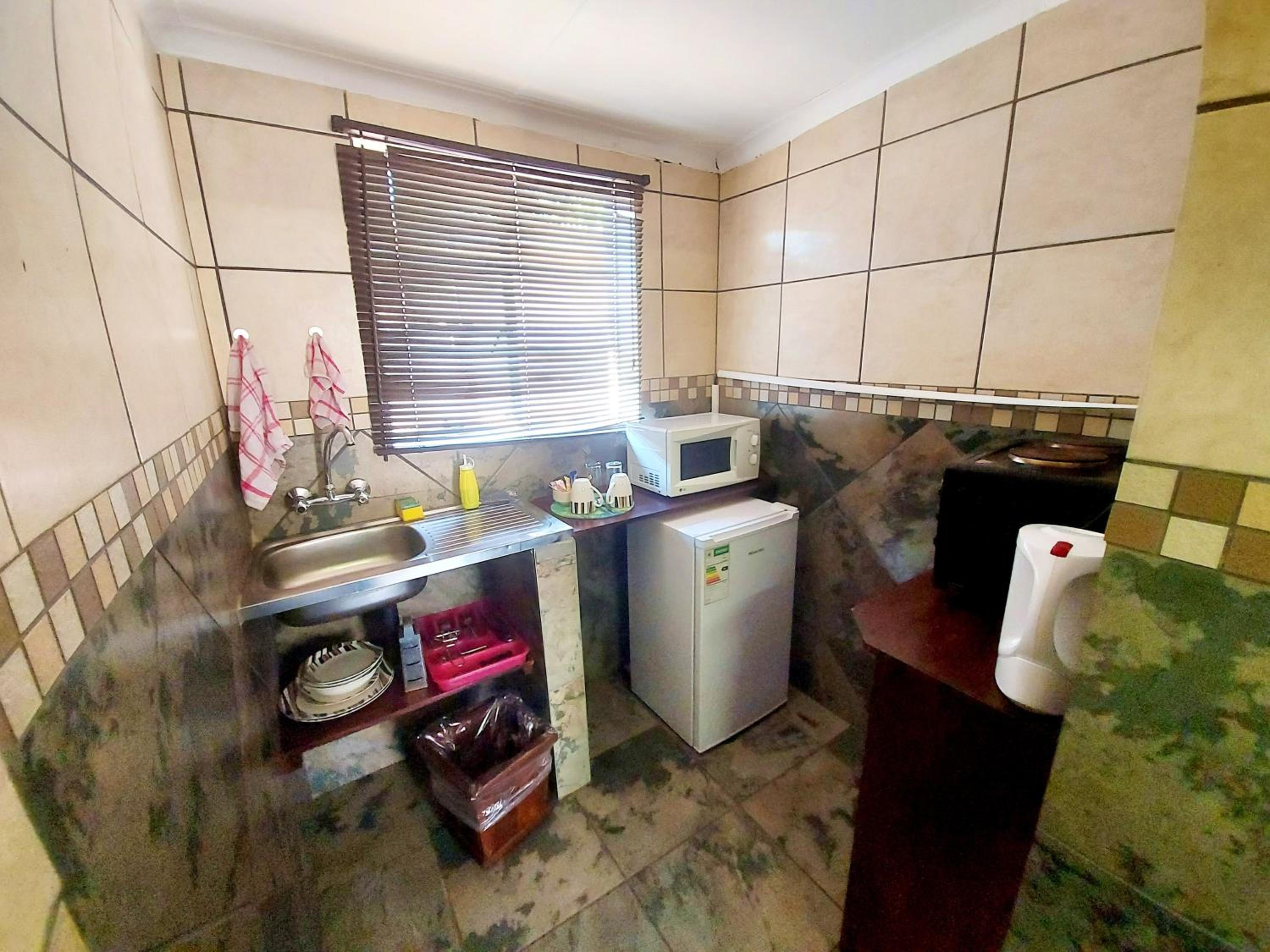 Twin Room with Private Bathroom - Photo 2