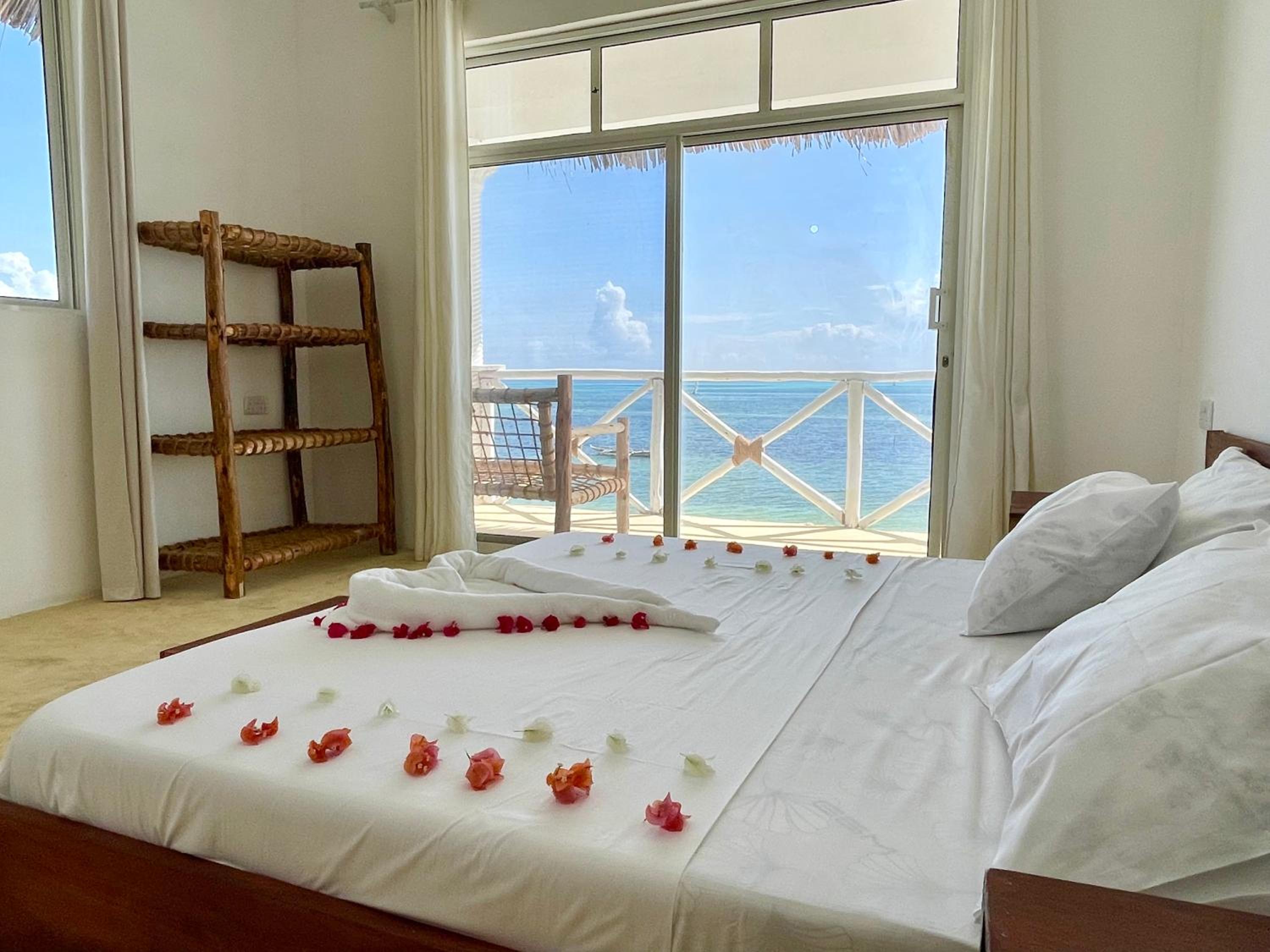Deluxe Double Room with Balcony and Sea View - Photo 8