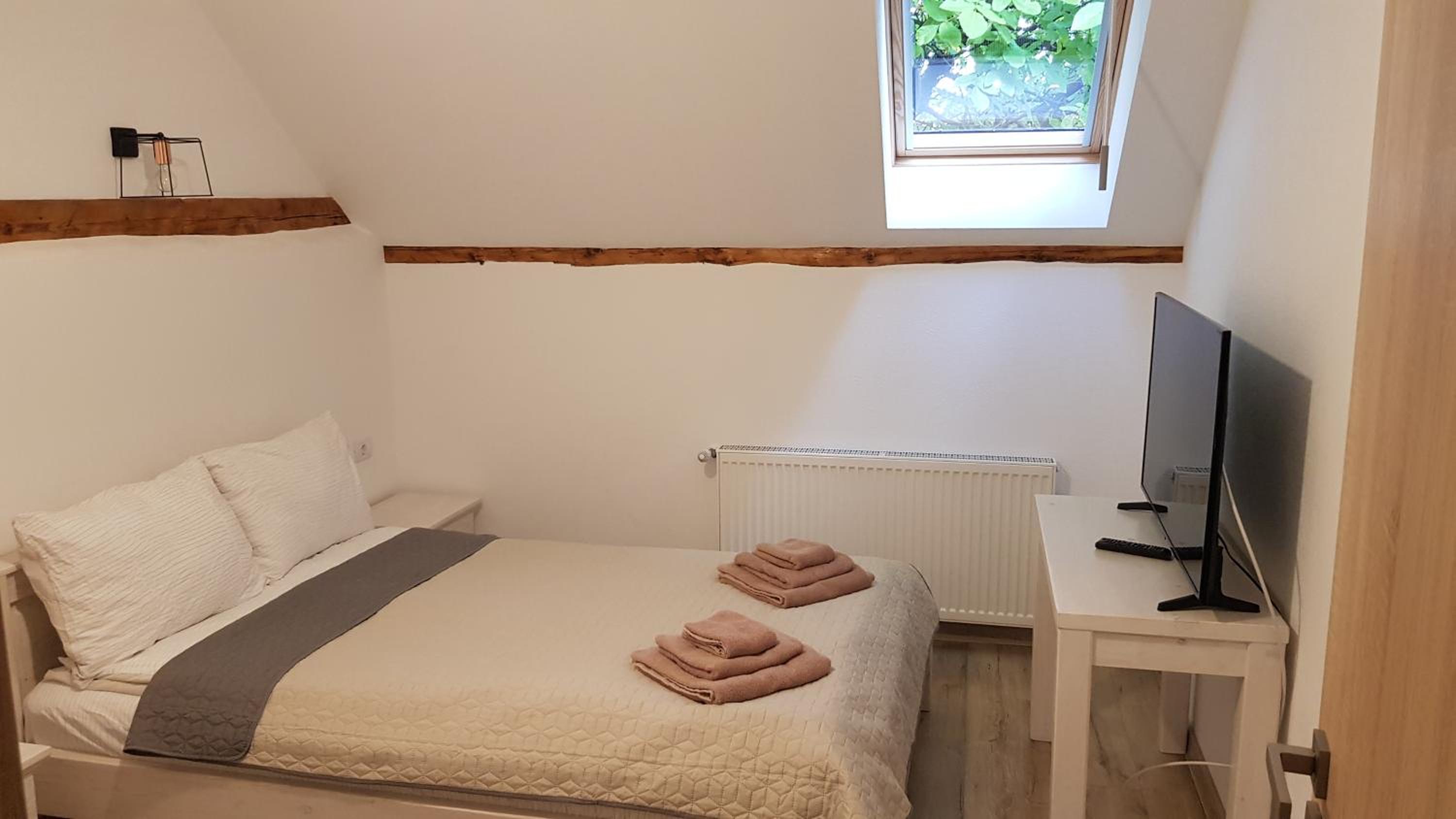 Double Room with Private Bathroom - Photo 11
