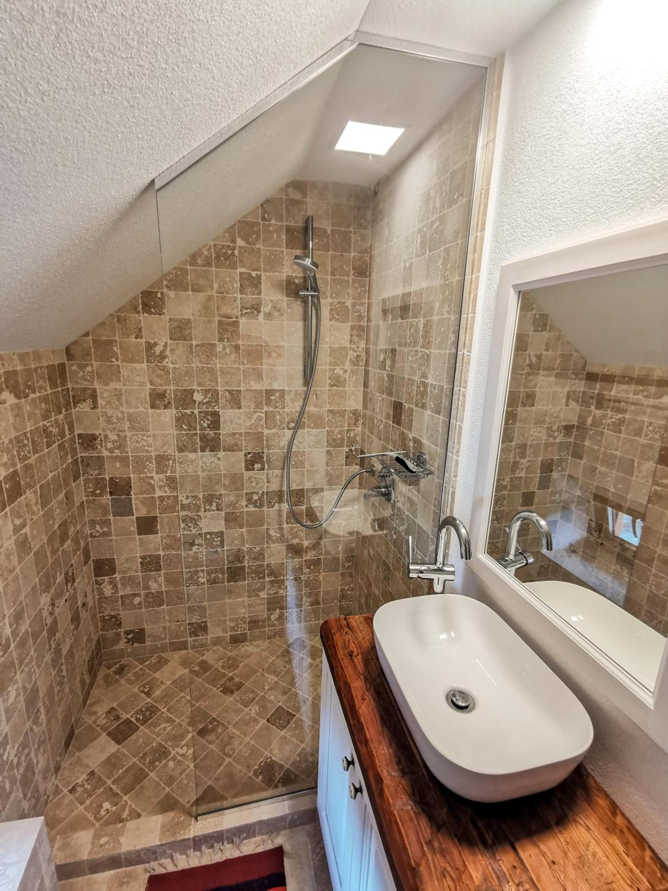 Double Room with Private Bathroom - Photo 10