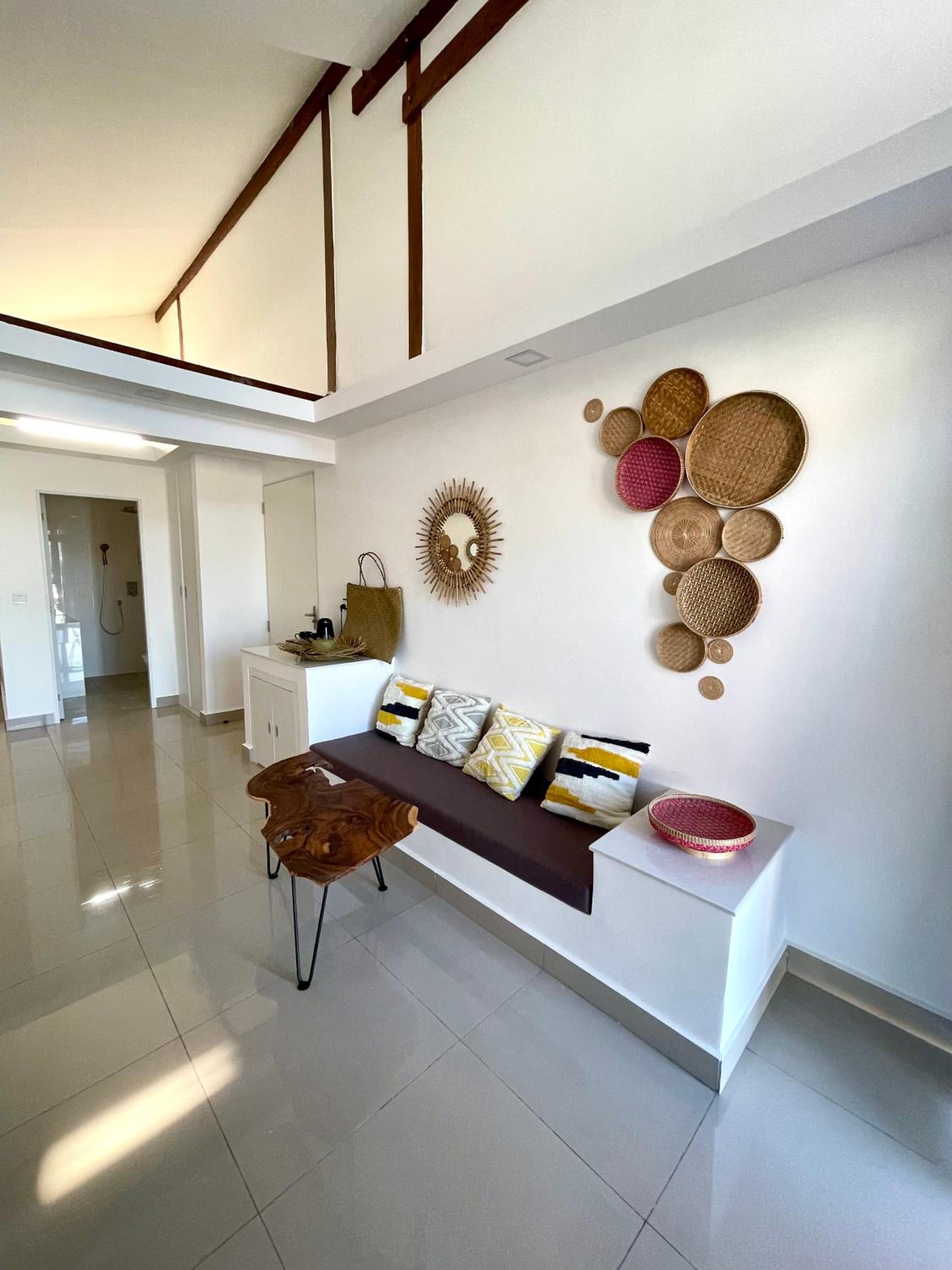Deluxe Double Room with Side Sea View - Photo 1