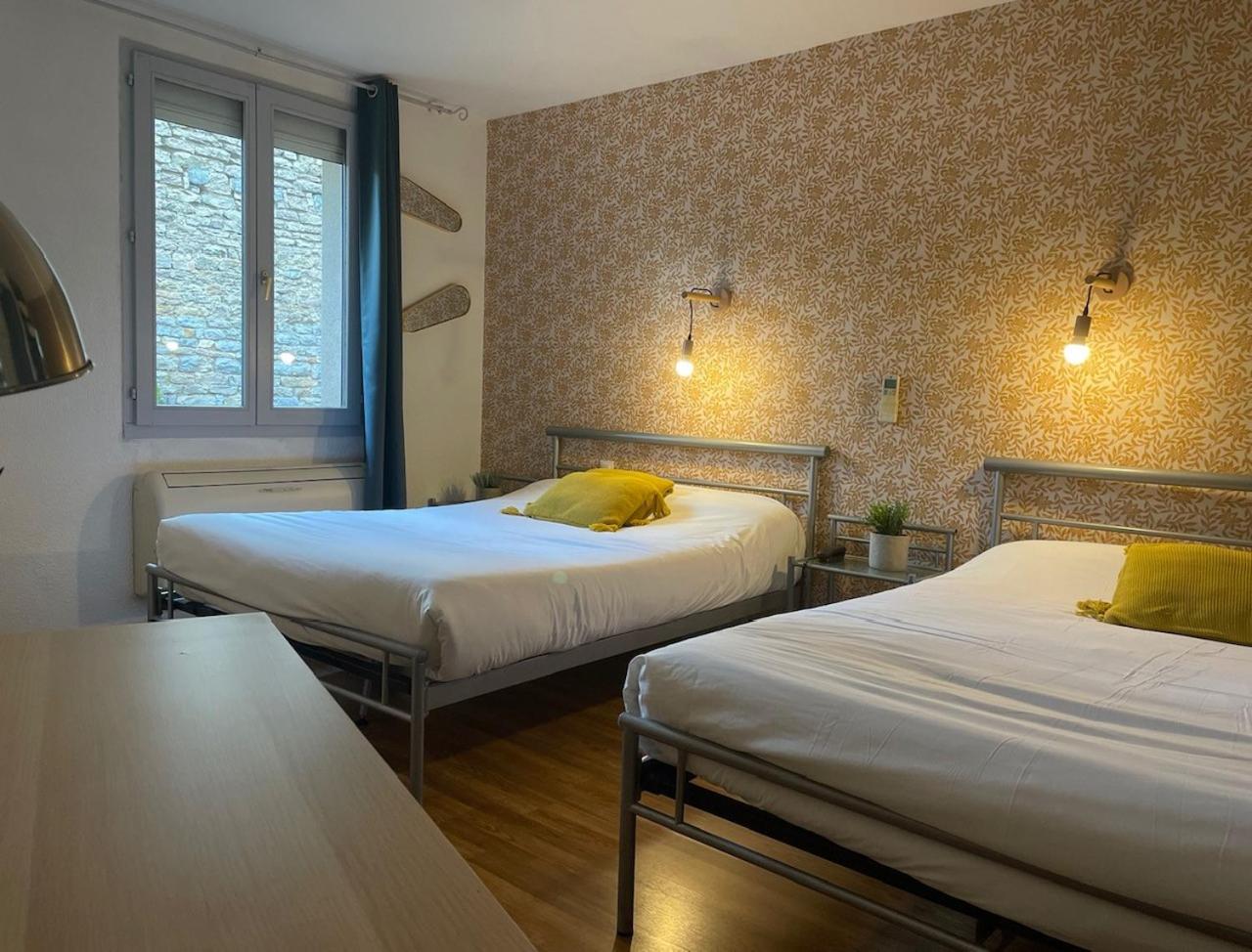 Quadruple Room with Private Bathroom - Photo 4