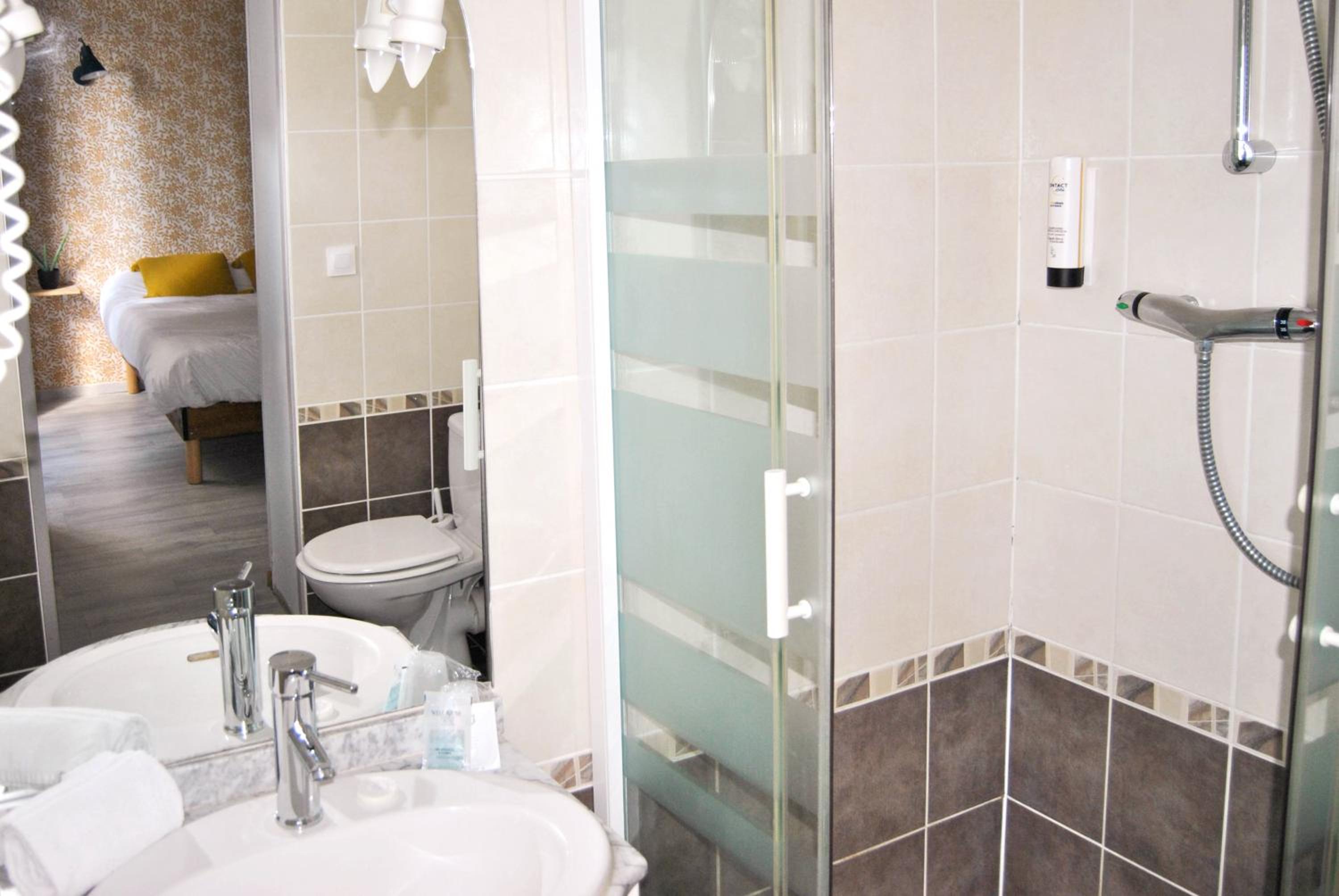 Double Room with Private Bathroom - Photo 9