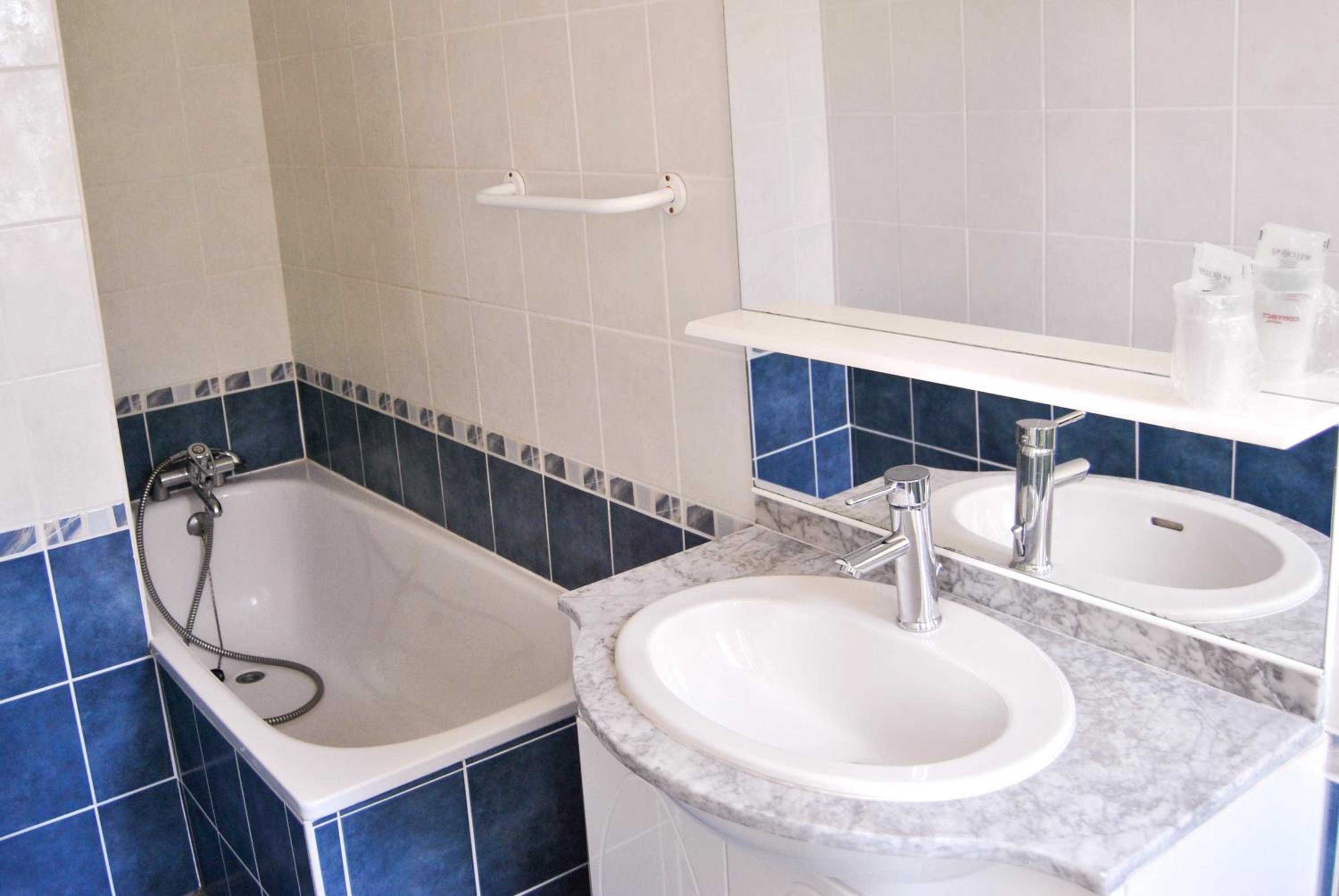Twin Room with Private Bathroom - Photo 3
