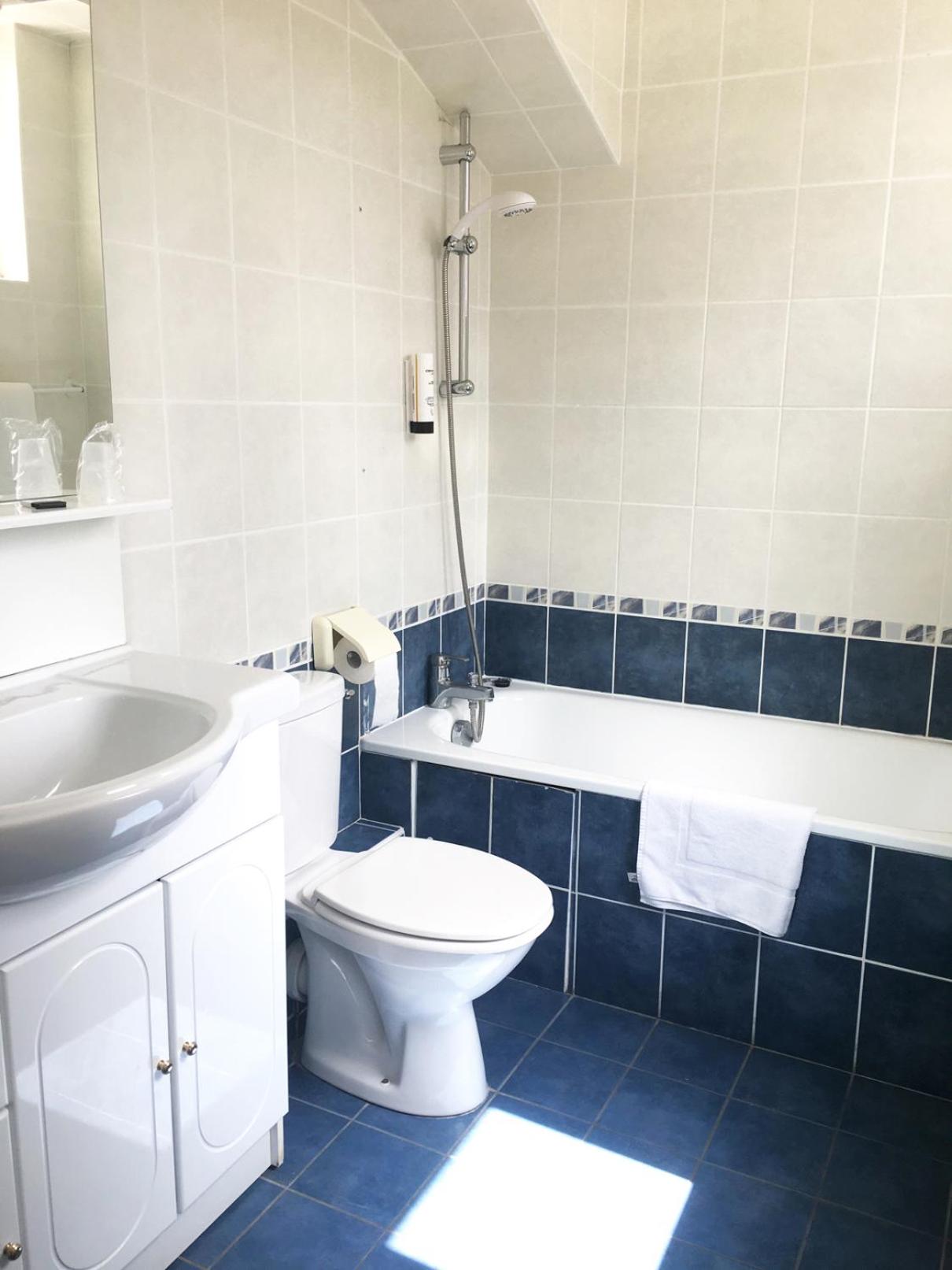 Double Room with Private Bathroom - Photo 7