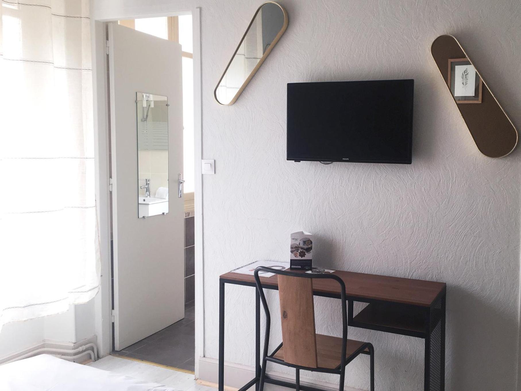 Double Room with Private Bathroom - Photo 8