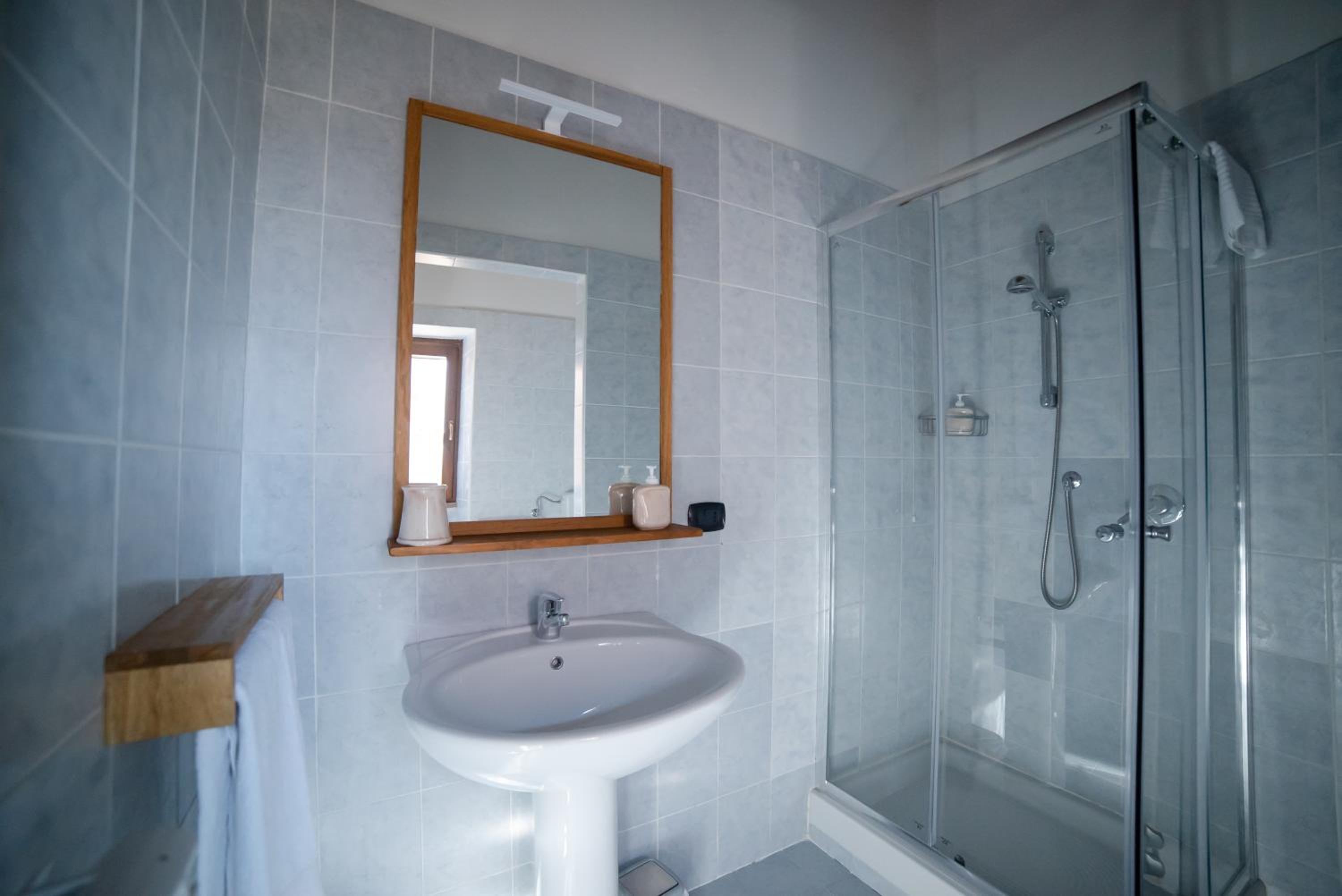 Double Room with Pool View - Photo 3
