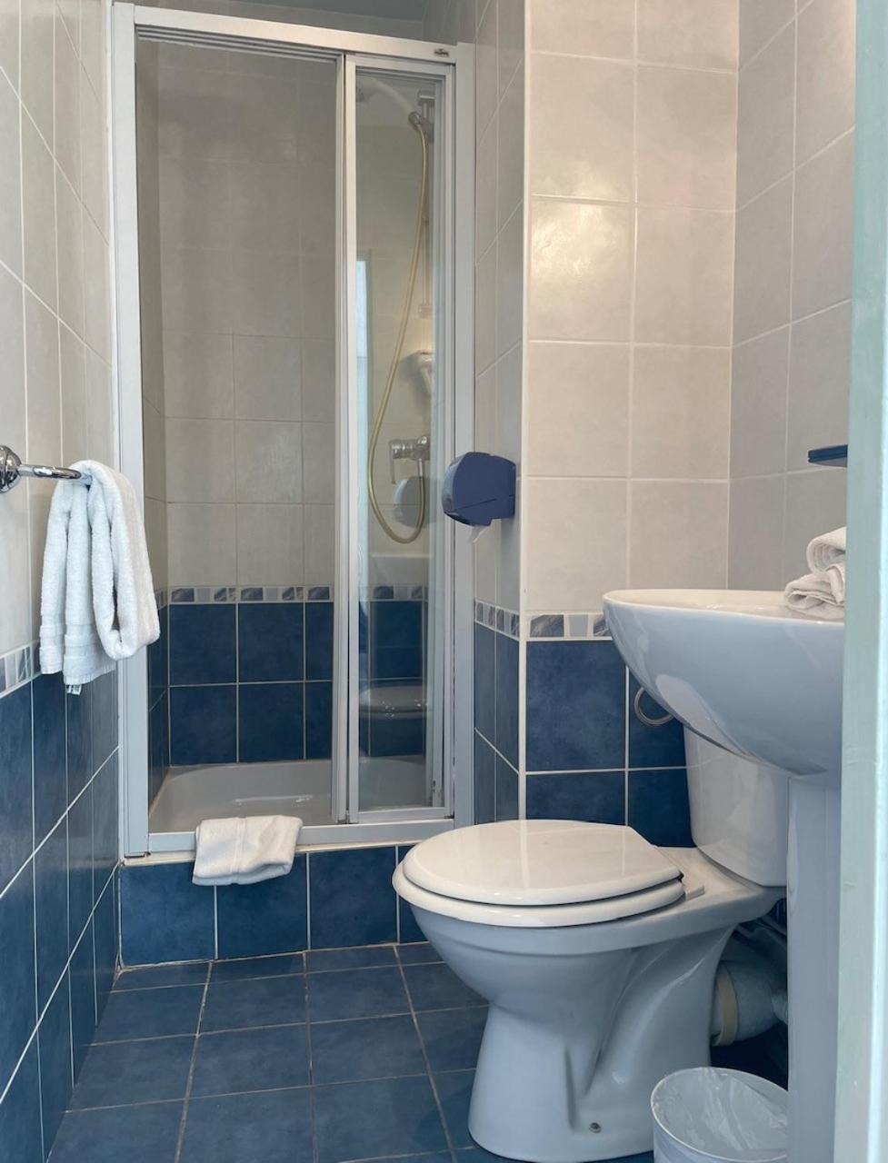 Single Room with Private Bathroom photo 3