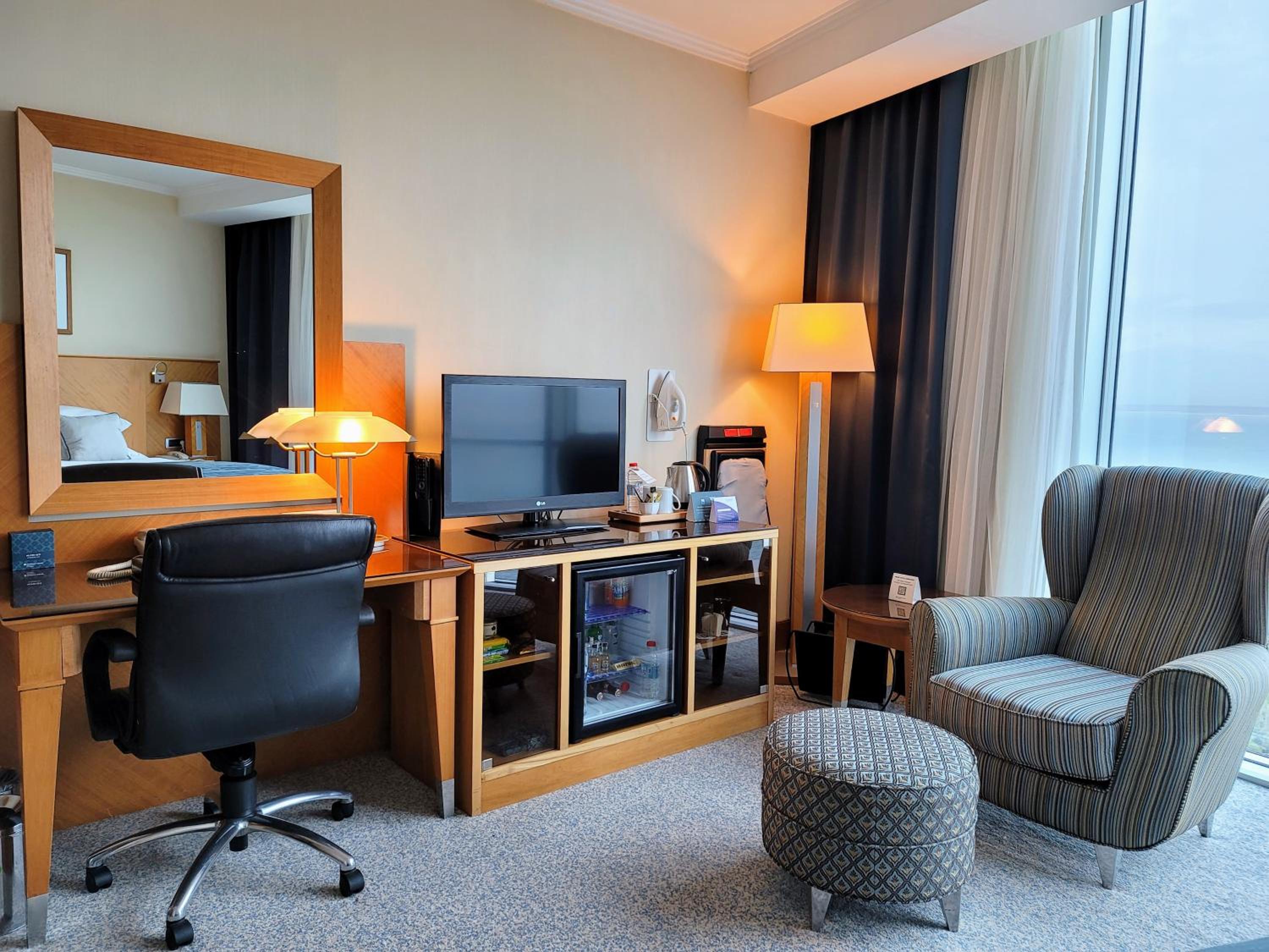 Club King Room with Mountain and Nature View - Non-Smoking