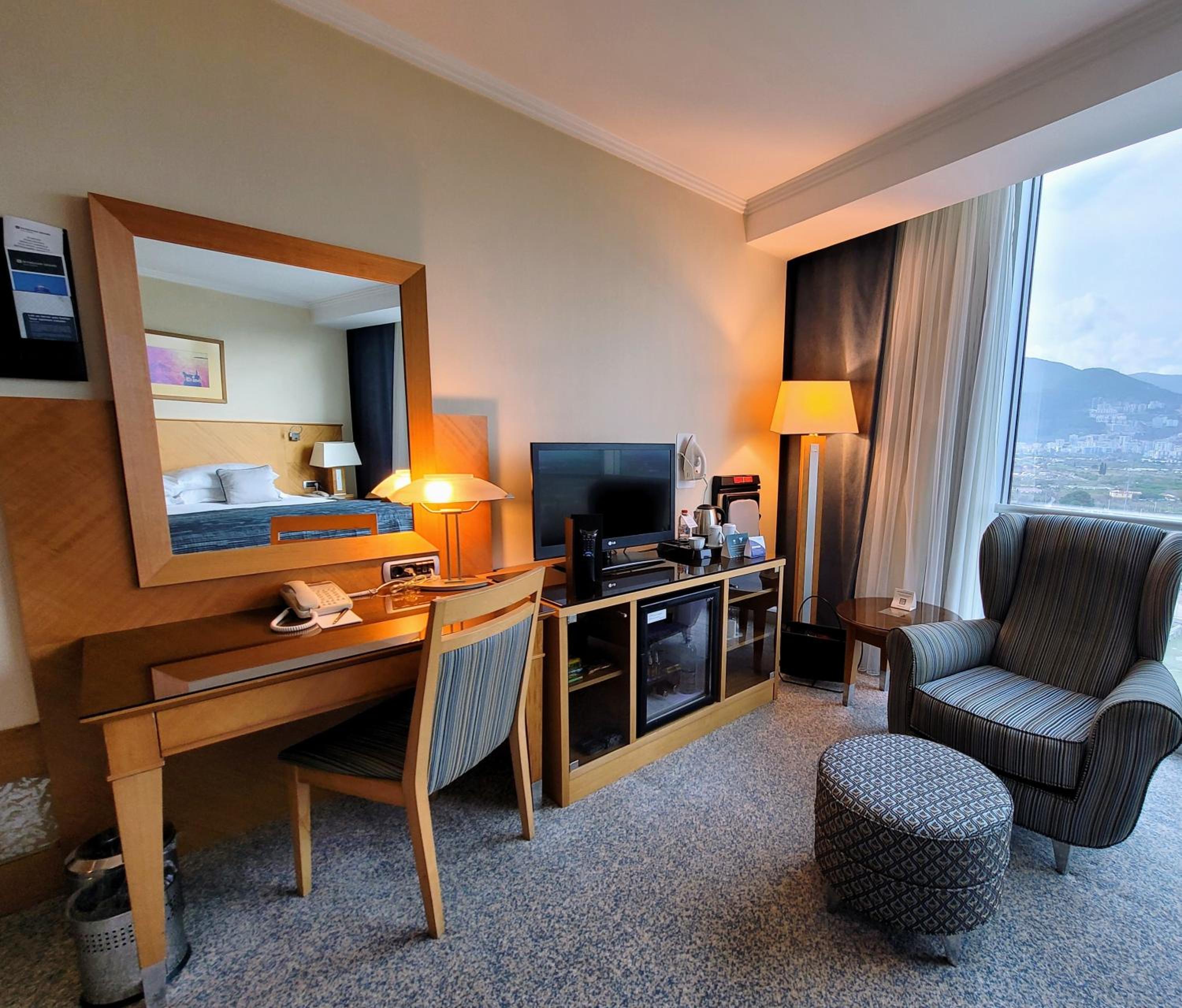 Standard Twin Room with Mountain View - Non-Smoking