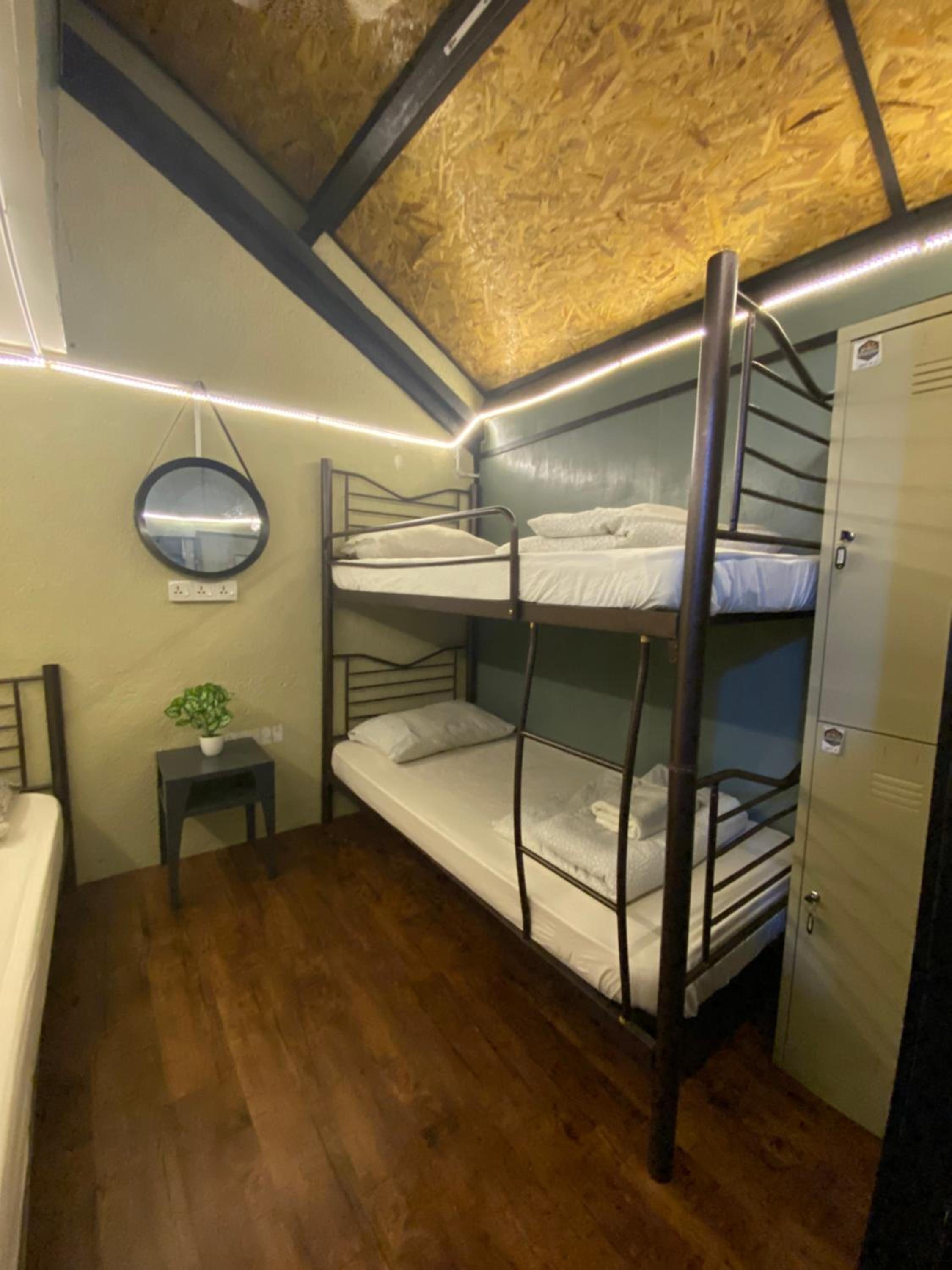 Basic Triple Room with Shared Bathroom photo 2