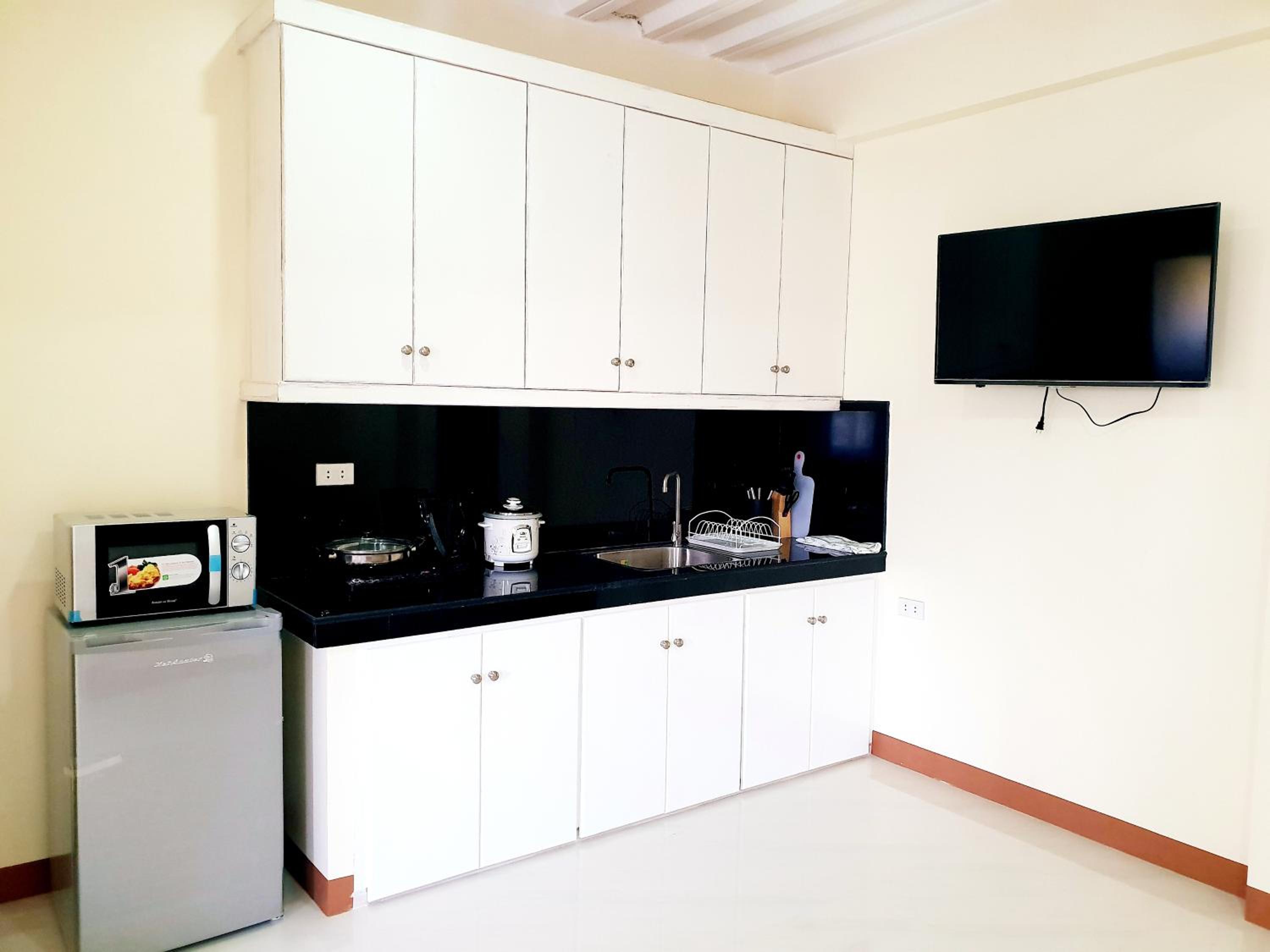Studio Apartment - Photo 13