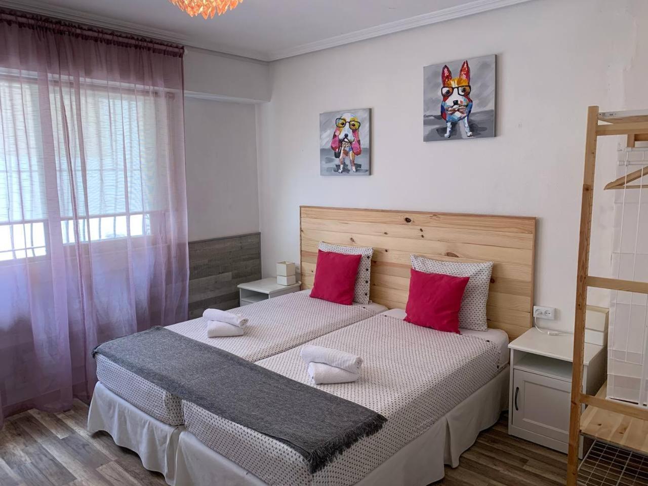 Double or Twin Room with Private Bathroom - Photo 8