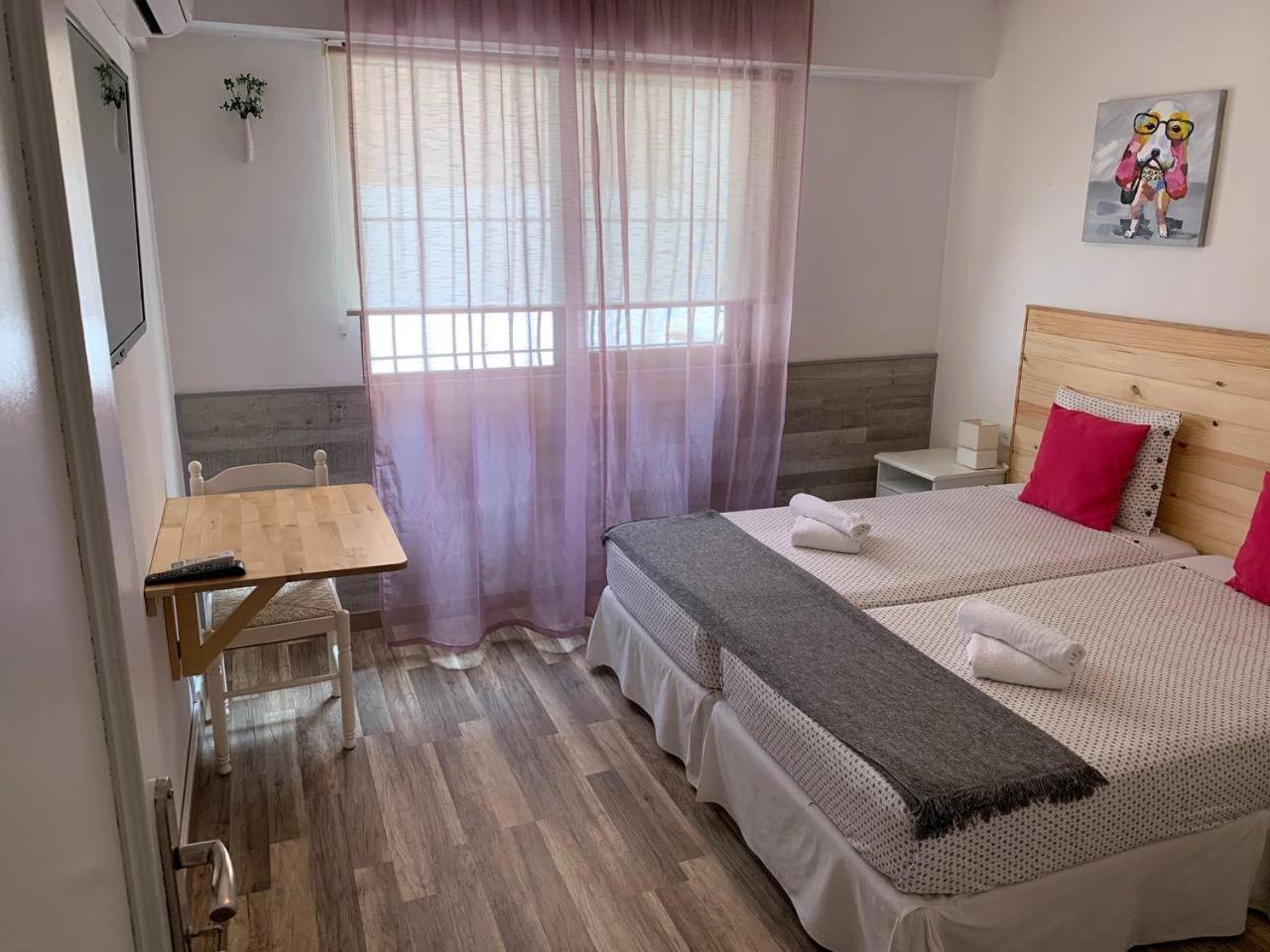Double or Twin Room with Private Bathroom - Photo 7