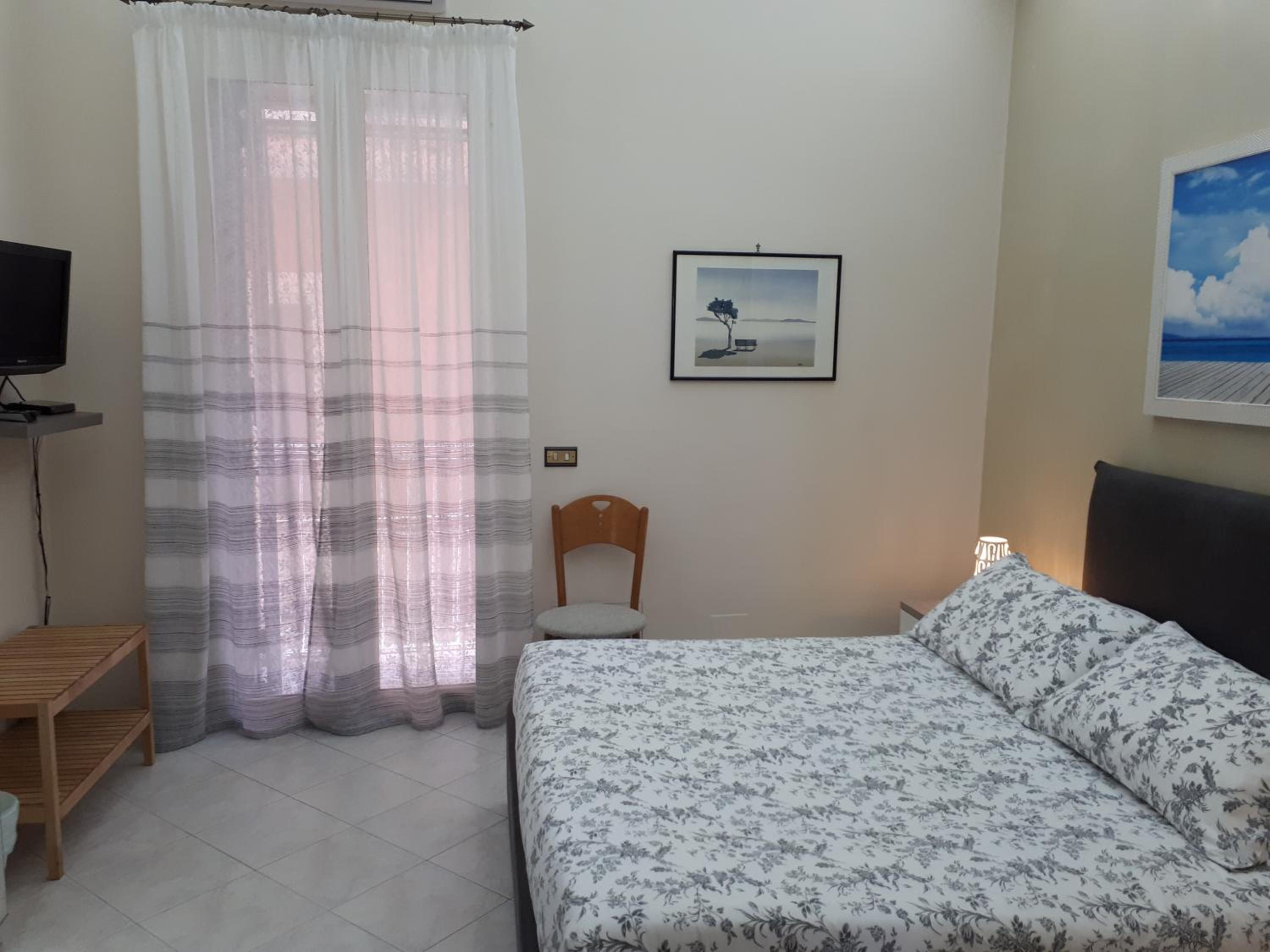 Double Room with Private Bathroom - Photo 9