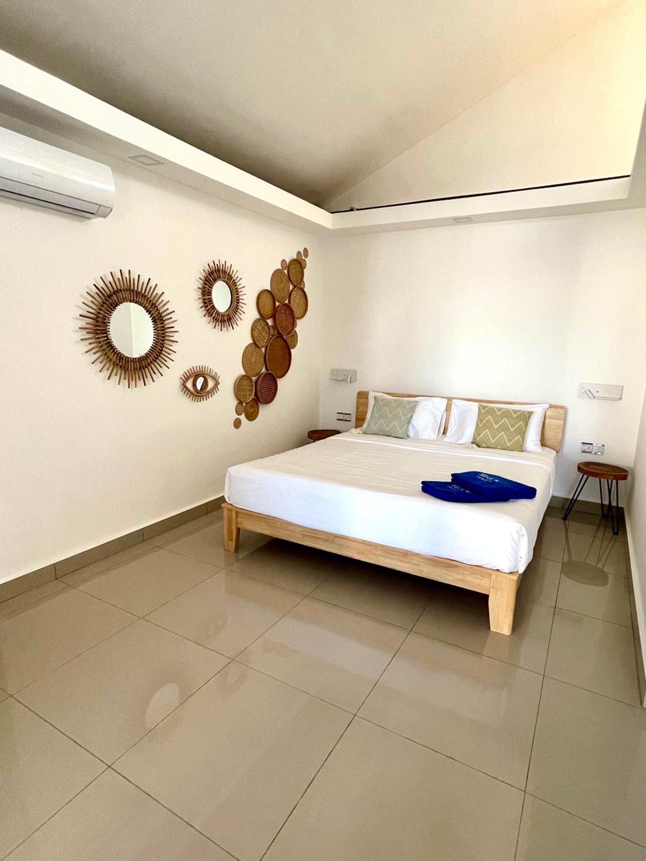 Deluxe Double Room with Side Sea View - Photo 2
