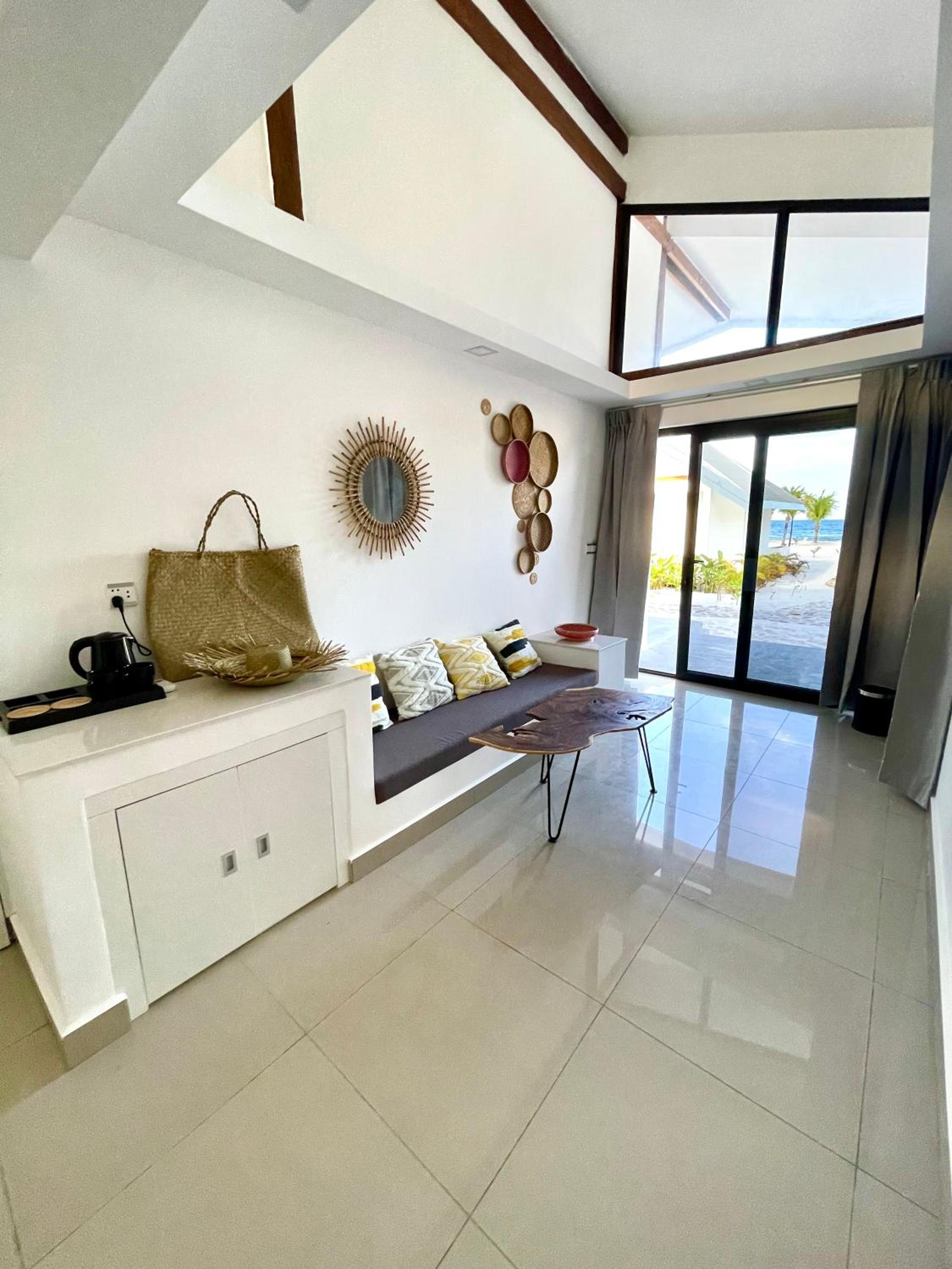 Deluxe Double Room with Side Sea View - Photo 4