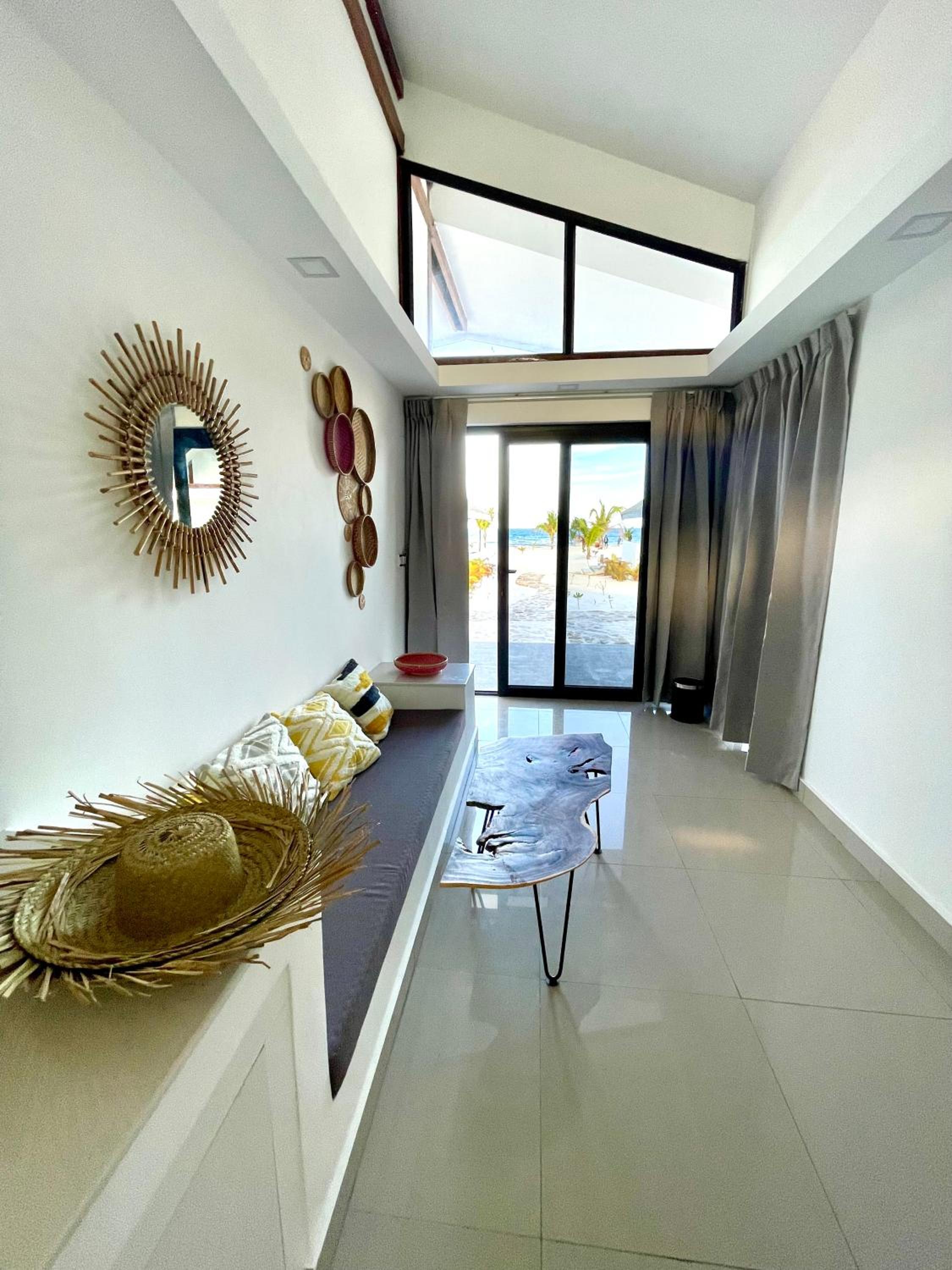 Deluxe Double Room with Side Sea View - Photo 5