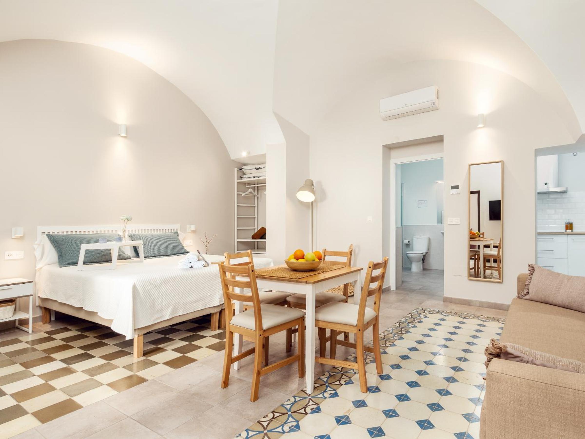Apartment with Terrace - Photo 5