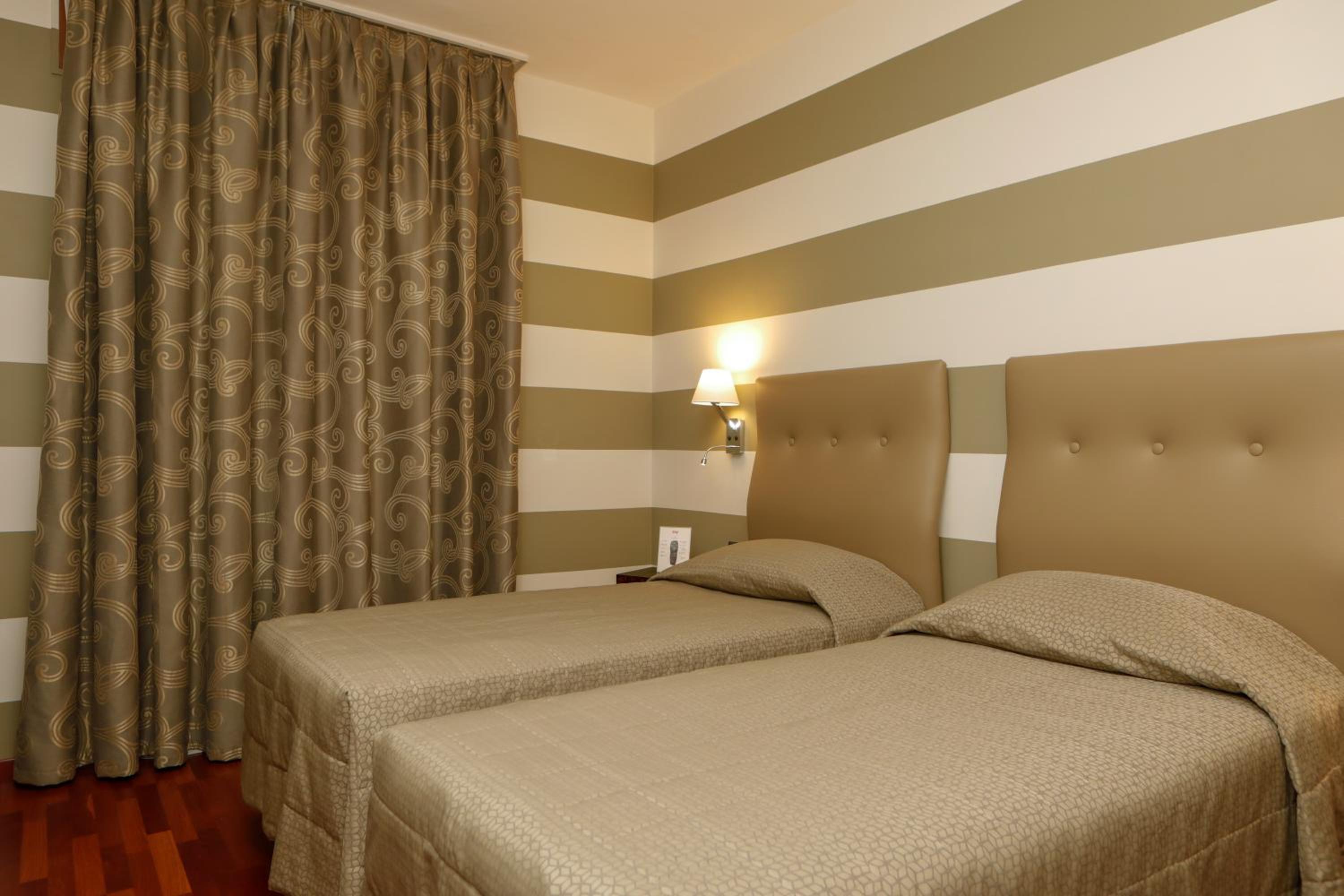 Twin Room - Photo 2